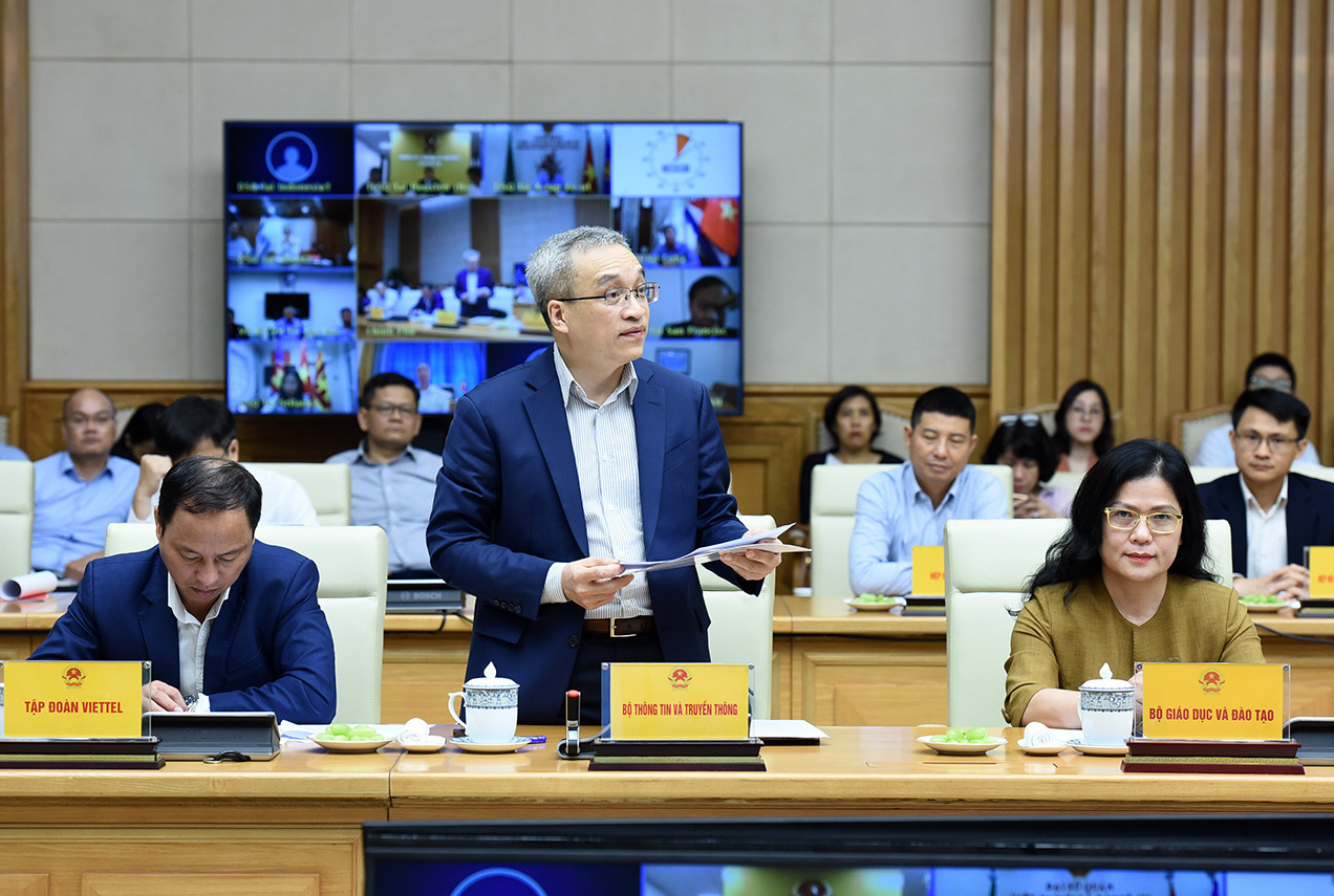 Lãnh đạo Bộ Thông tin và Truyền thông phát biểu ý kiến tại hội nghị.