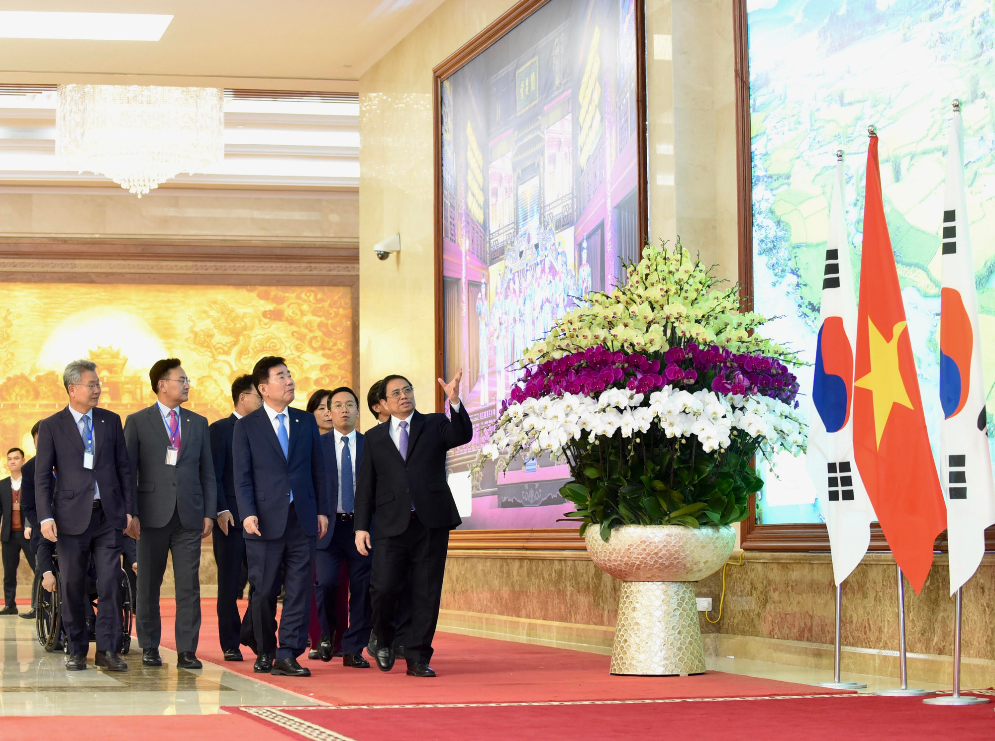 Thủ tướng Phạm Minh Chính giới thiệu với Chủ tịch Quốc hội Hàn Quốc Kim Jin-pyo về hình ảnh, đất nước và con người Việt Nam.