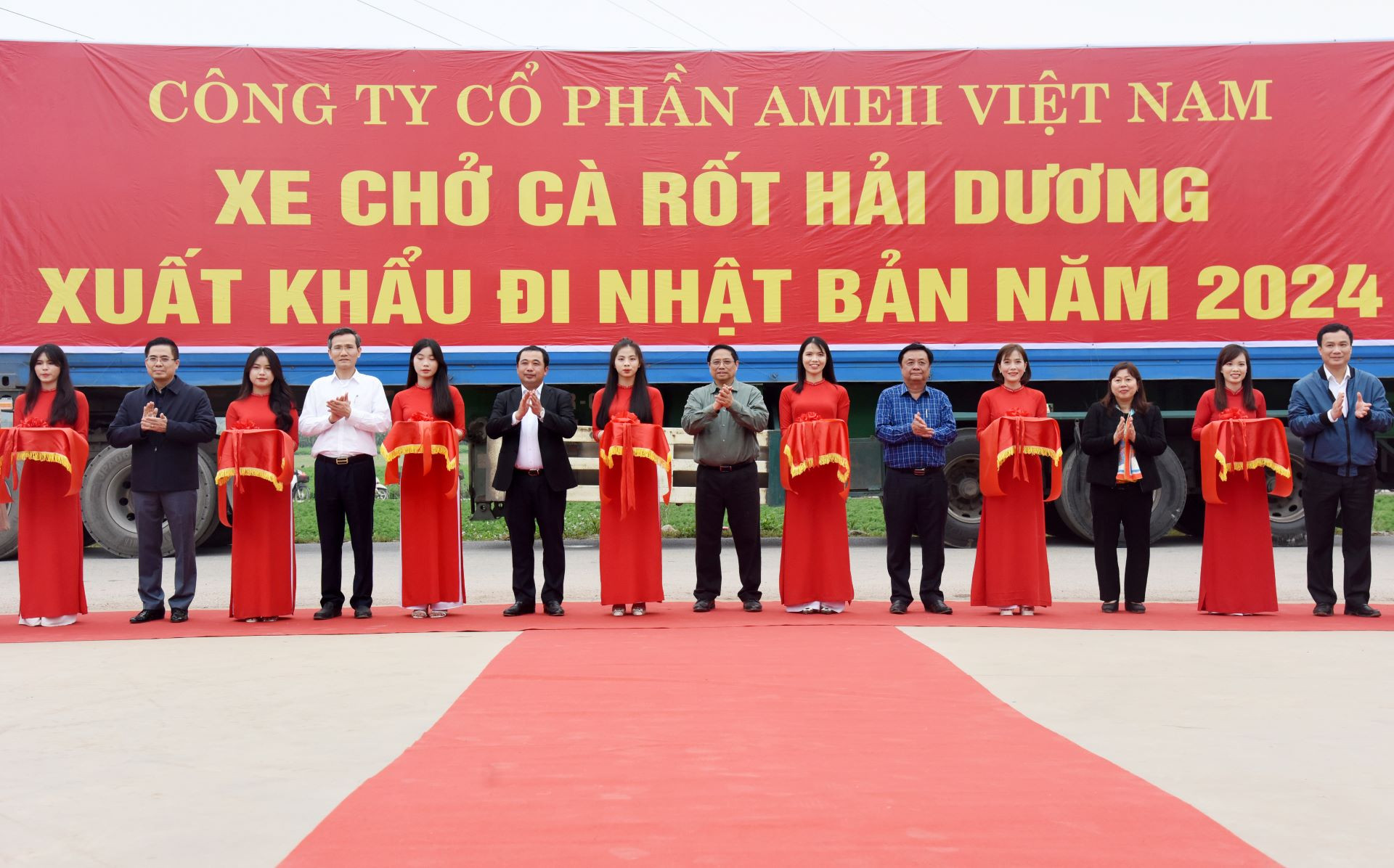 Thủ tướng Phạm Minh Chính cắt băng xuất khẩu lô hàng cà rốt đầu Xuân Giáp Thìn tại xã Đức Chính, huyện Cẩm Giàng. Thủ tướng Phạm Minh Chính cắt băng xuất khẩu lô hàng cà rốt đầu Xuân Giáp Thìn tại xã Đức Chính, huyện Cẩm Giàng.