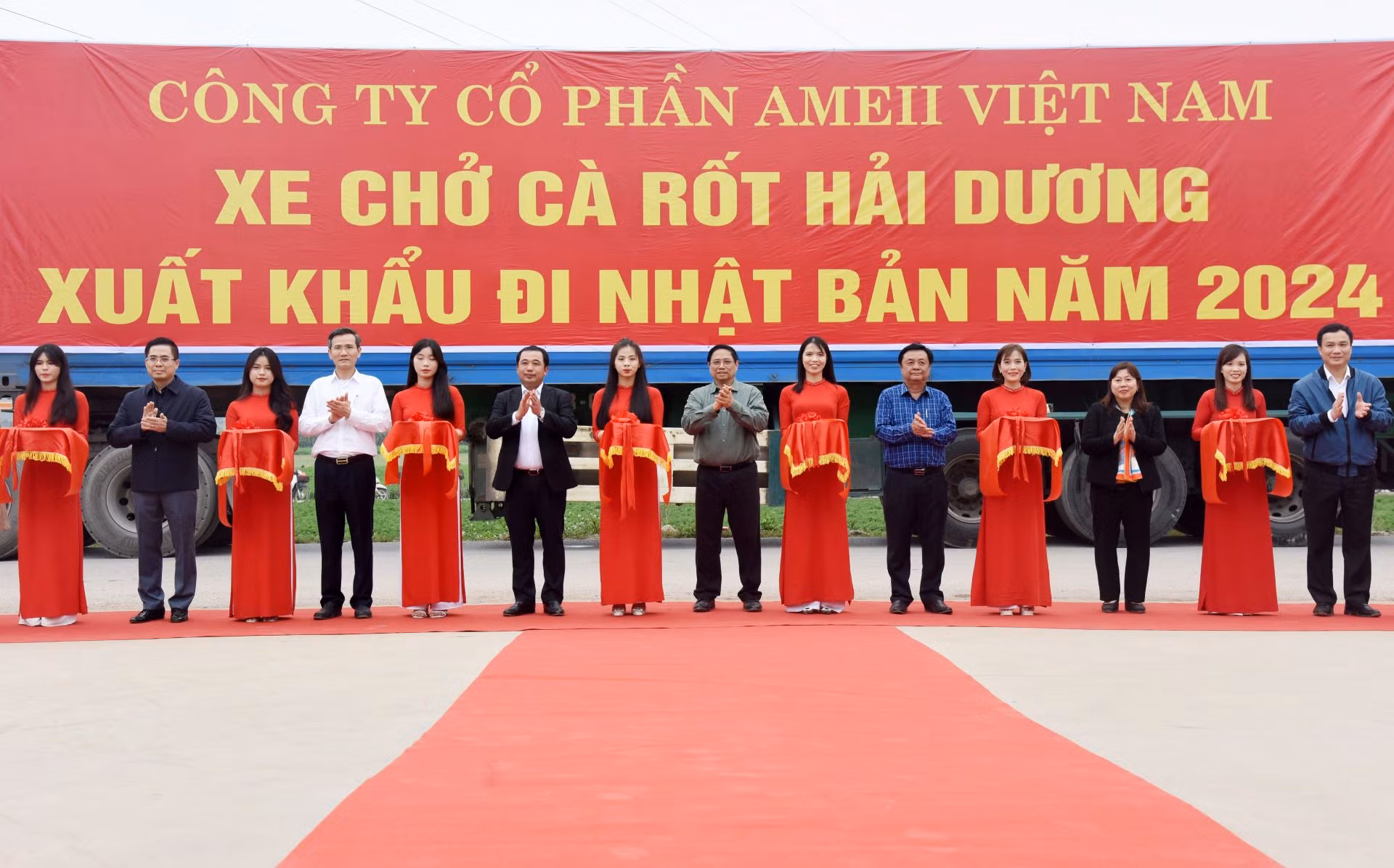 Thủ tướng Phạm Minh Chính cắt băng xuất khẩu lô hàng cà rốt đầu Xuân Giáp Thìn tại xã Đức Chính, huyện Cẩm Giàng.