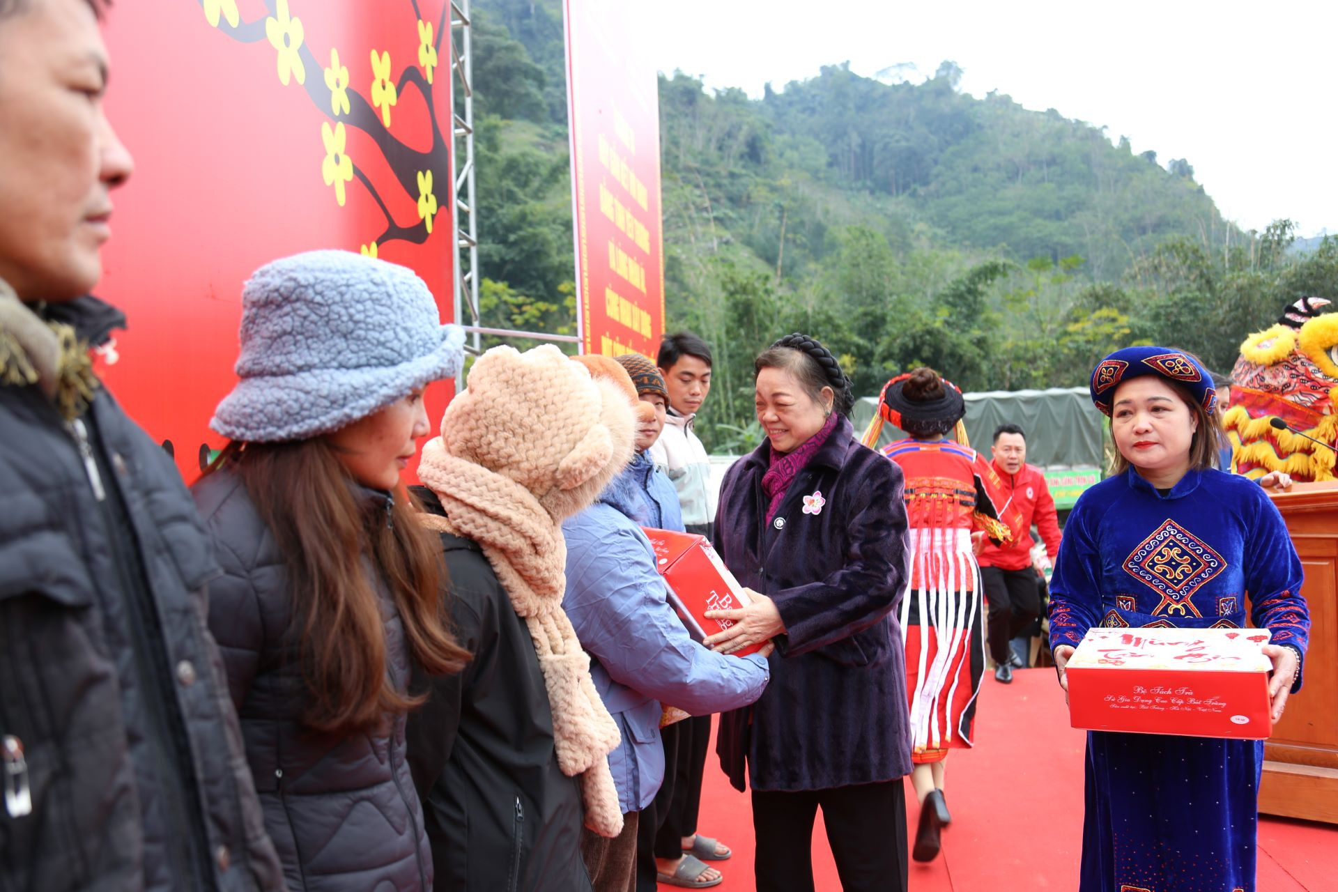 Tại hội chợ, hơn 700 suất quà tặng 0 đồng, mỗi suất quà trị giá 300.000 đồng, gồm mứt, kẹo, bánh, dầu ăn, hạt nêm, nước chấm, bột canh, miến… đã được trao tặng.