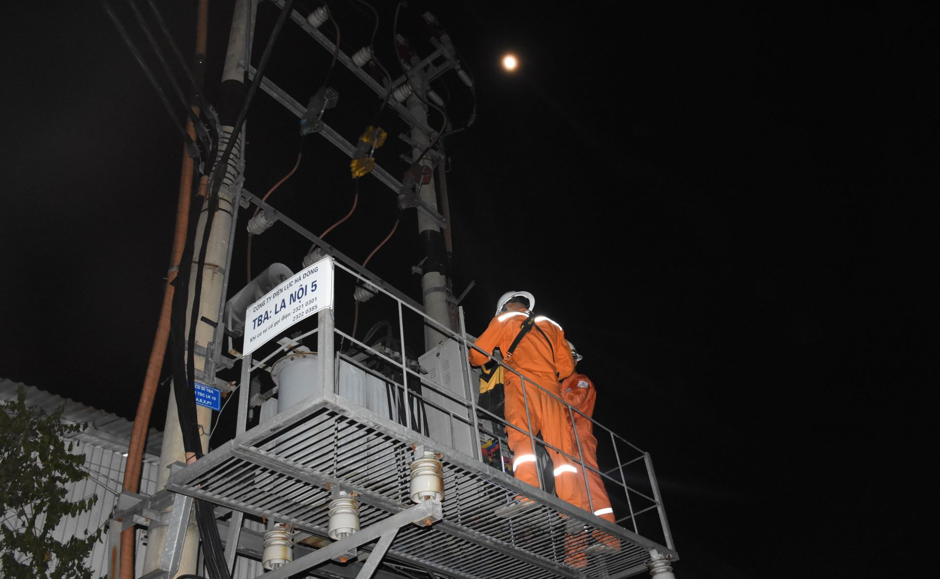 Từ trung tâm, thông tin sẽ được chuyển tới thực địa để triển khai thực hiện các công việc cải tạo, sửa chữa lưới điện…