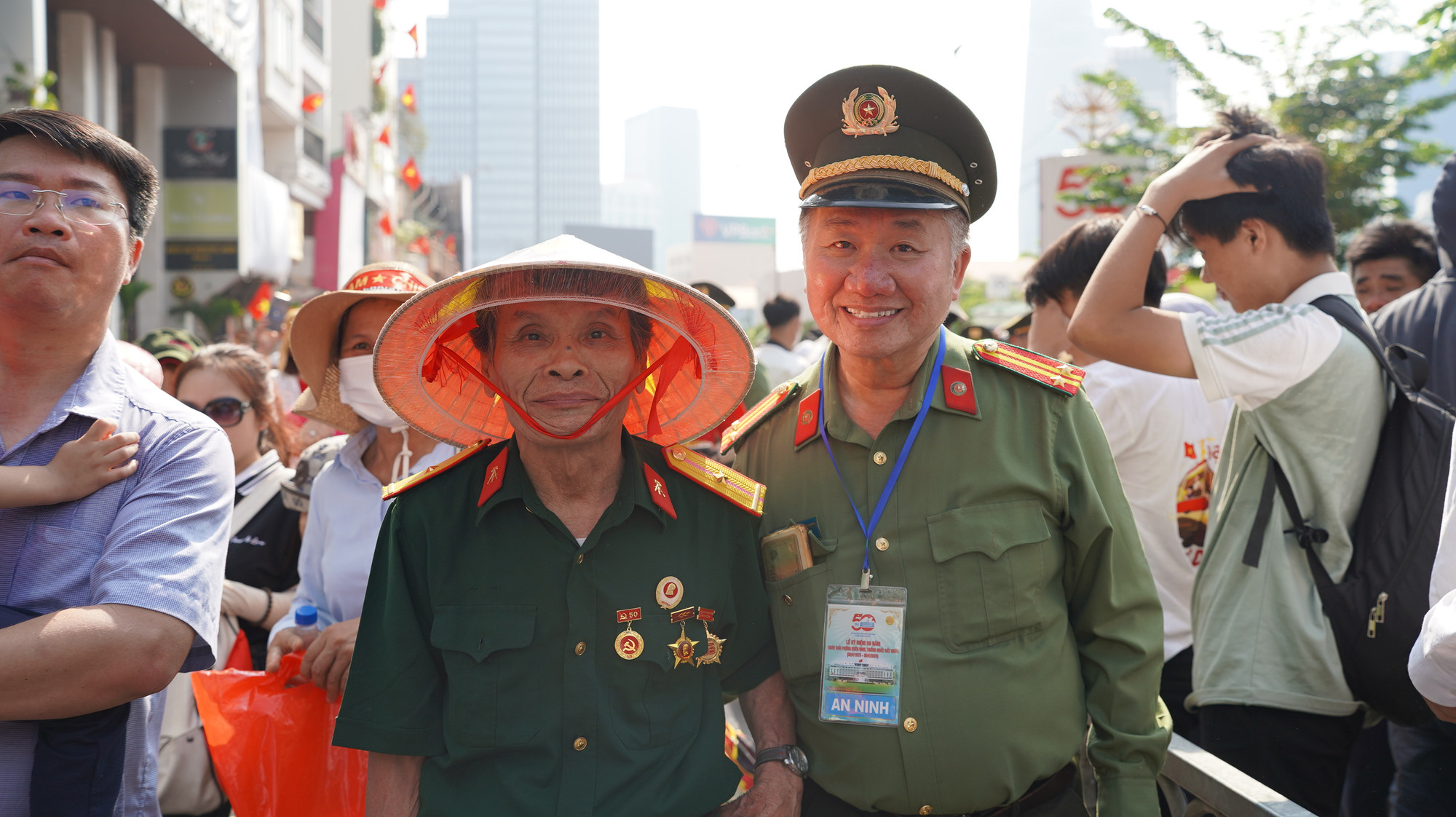 Người cựu chiến binh hỏi đường nhận được sự hướng dẫn tận tình từ lực lượng an ninh. Người cựu chiến binh hỏi đường nhận được sự hướng dẫn tận tình từ lực lượng an ninh.