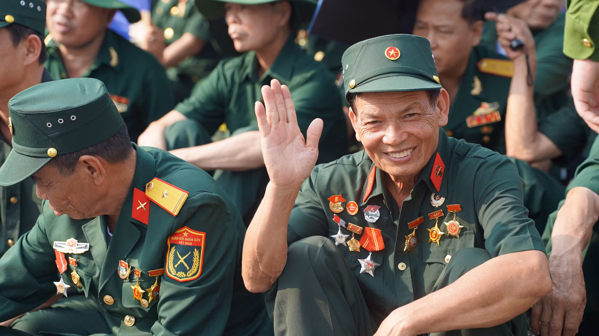 Các bác, các cô, chú cựu chiến binh được ưu tiên ngồi khu vực phía đầu hàng.