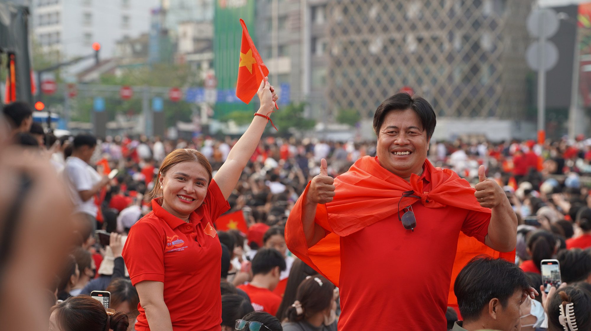 Người dân trong không khí hào hùng của ngày thống nhất. Người dân trong không khí hào hùng của ngày thống nhất.