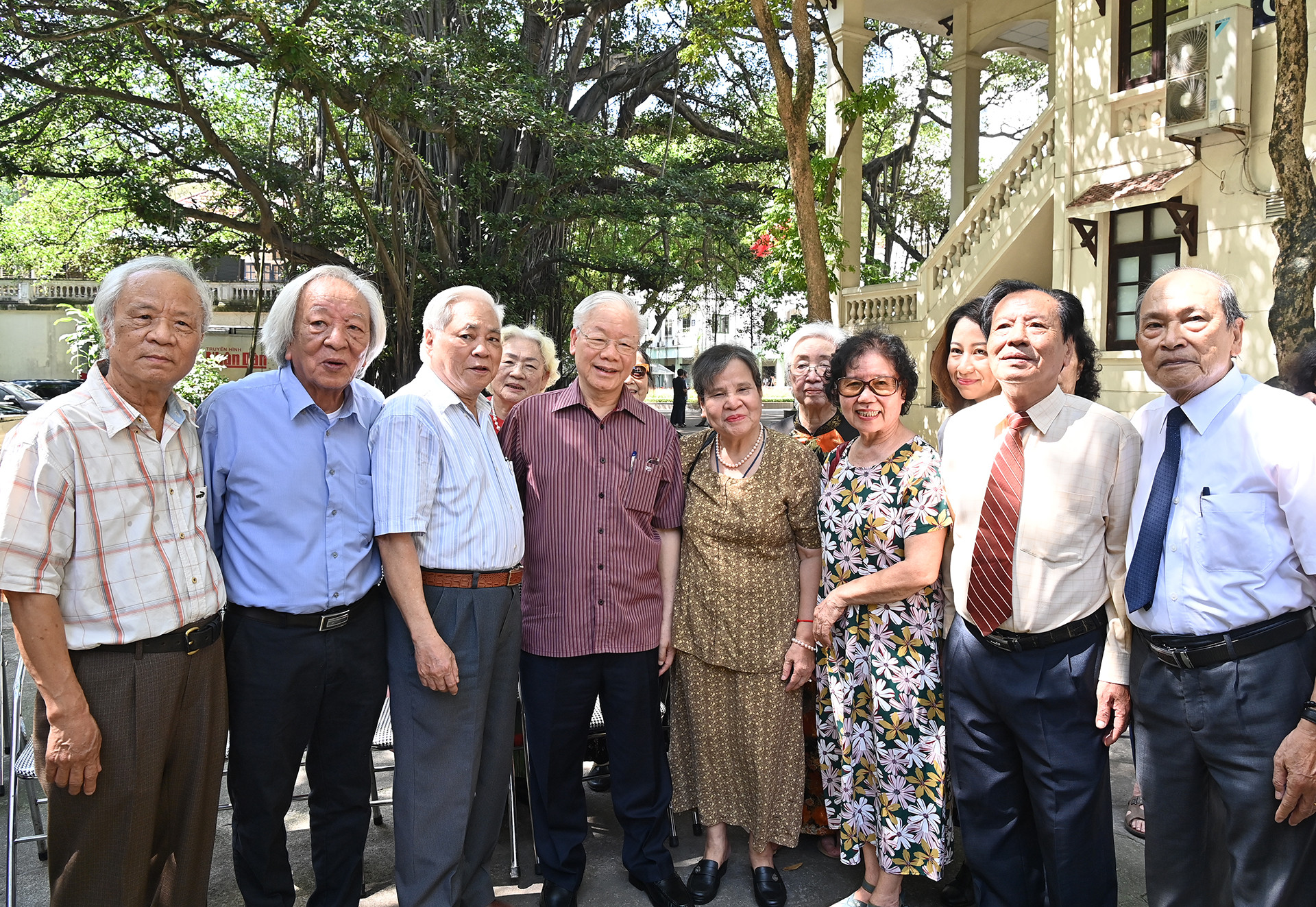 Tổng Bí thư Nguyễn Phú Trọng luôn giản dị, thân thương khi ở bên thầy cô và bạn bè.