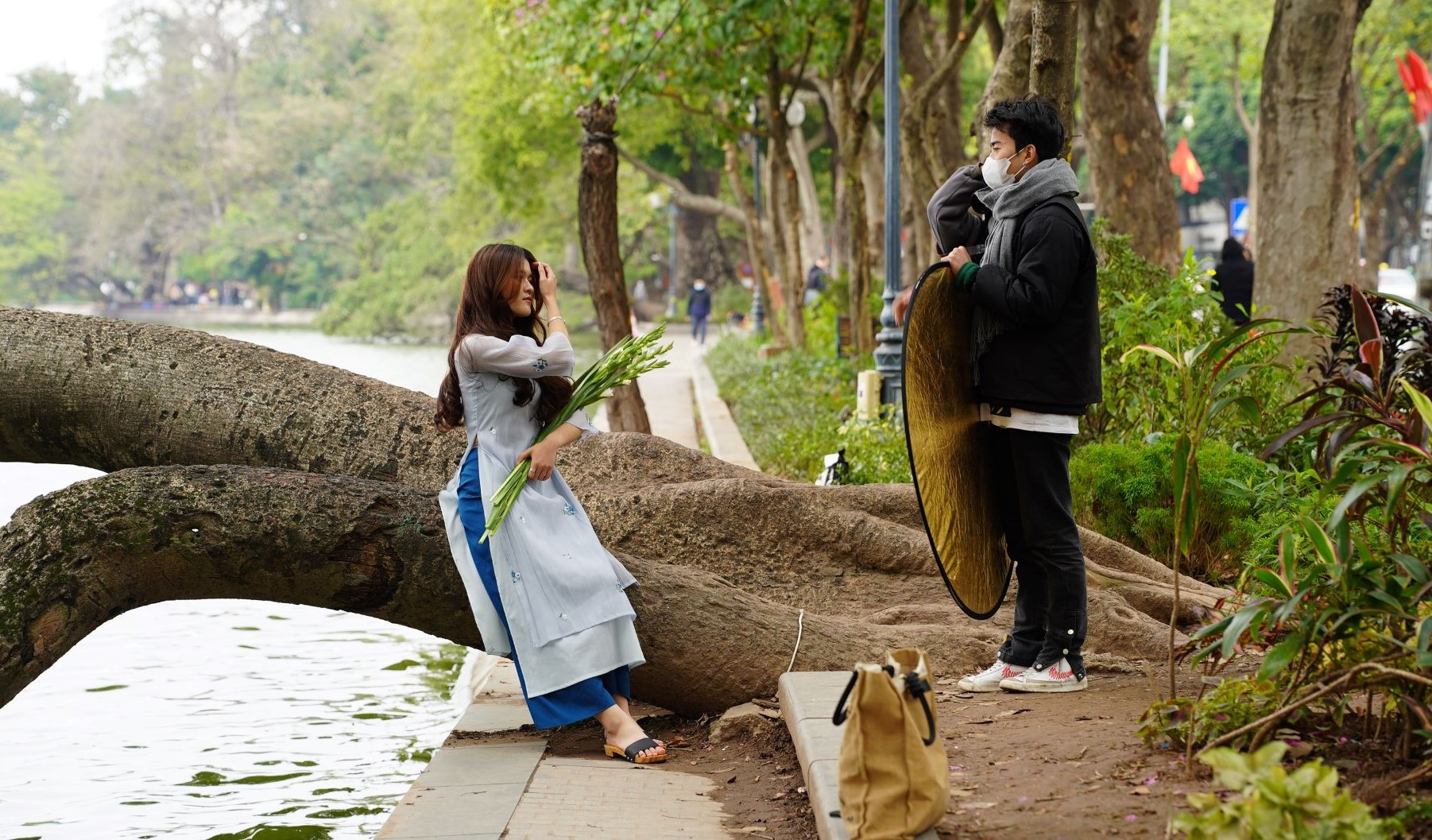 [Ảnh] Trào lưu chụp ảnh áo dài đón Tết của giới trẻ Hà Nội ảnh 3