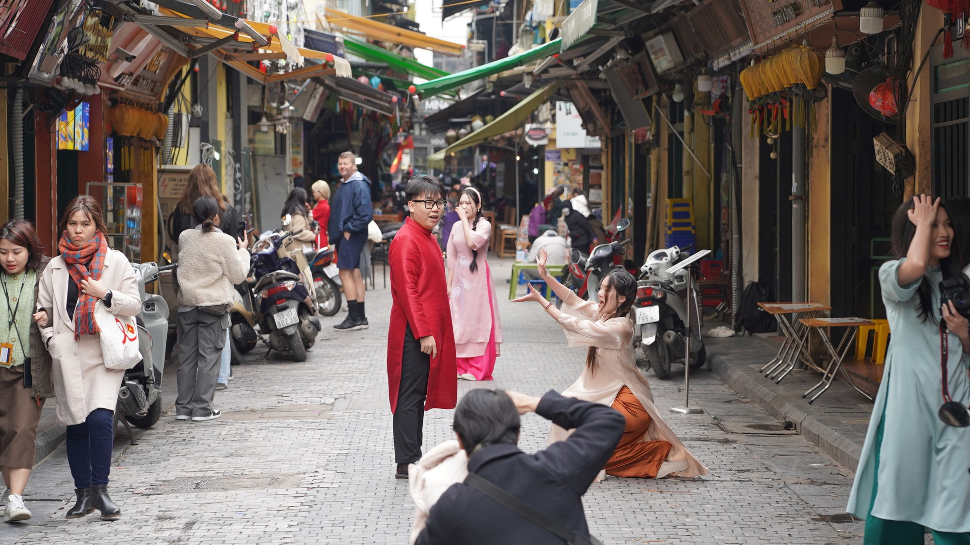 [Ảnh] Trào lưu chụp ảnh áo dài đón Tết của giới trẻ Hà Nội ảnh 7