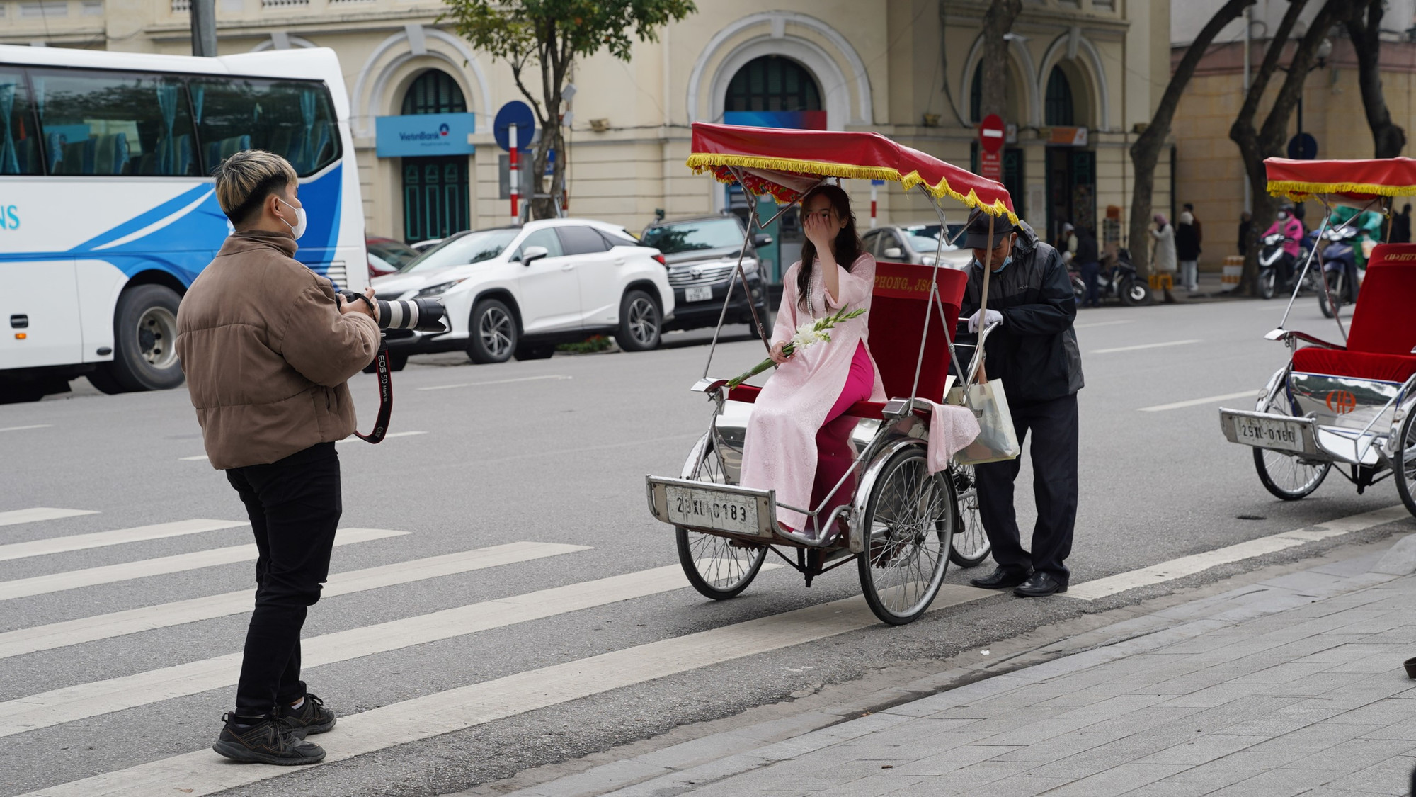 [Ảnh] Trào lưu chụp ảnh áo dài đón Tết của giới trẻ Hà Nội ảnh 4
