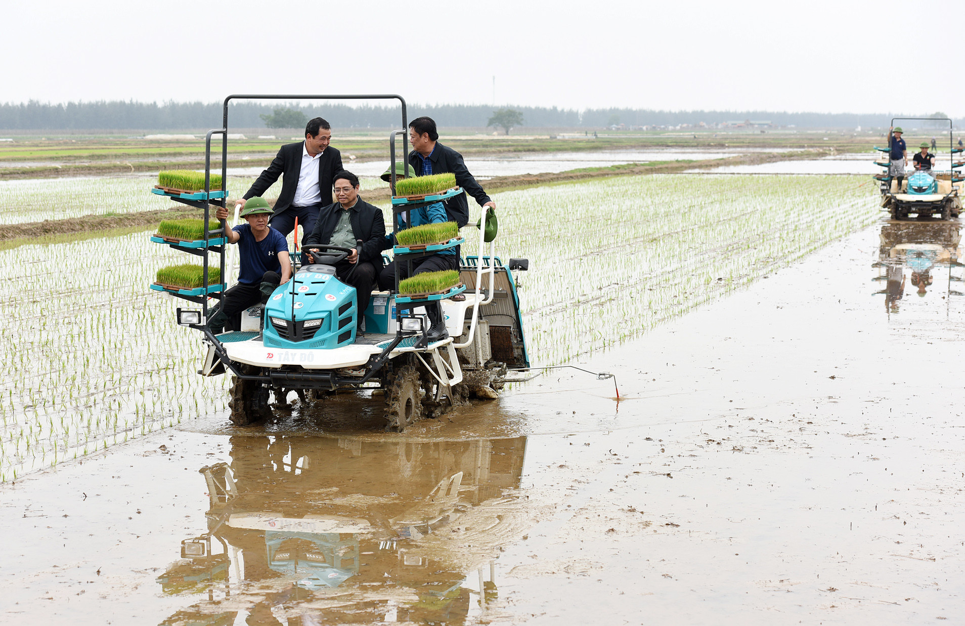 Thủ tướng Phạm Minh Chính cùng nông dân cấy mạ vụ Đông Xuân bằng phương tiện cơ giới. Thủ tướng Phạm Minh Chính cùng nông dân cấy mạ vụ Đông Xuân bằng phương tiện cơ giới.