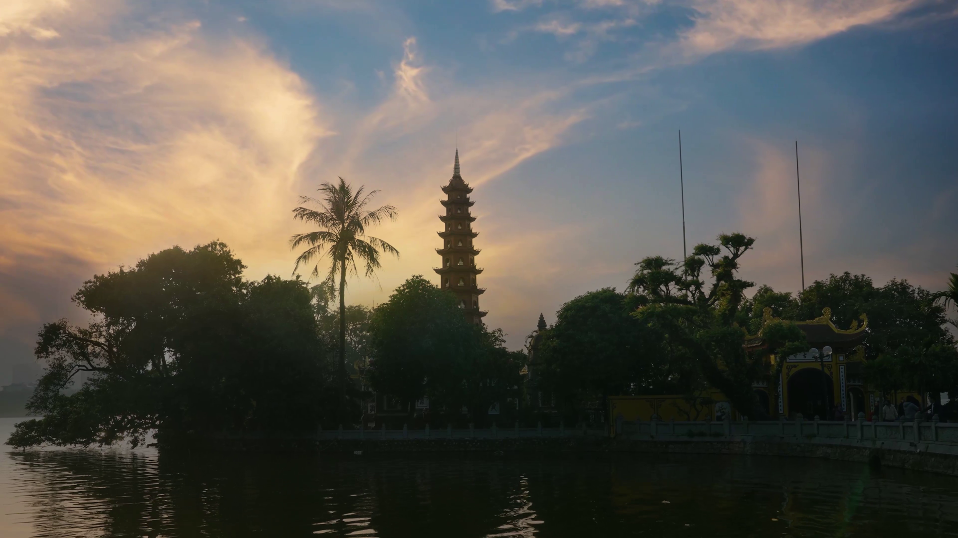 Cùng ngắm một Hà Nội thân quen và tràn đầy cảm xúc qua hình ảnh trong MV Going Home ảnh 11 Cùng ngắm một Hà Nội thân quen và tràn đầy cảm xúc qua hình ảnh trong MV Going Home ảnh 11