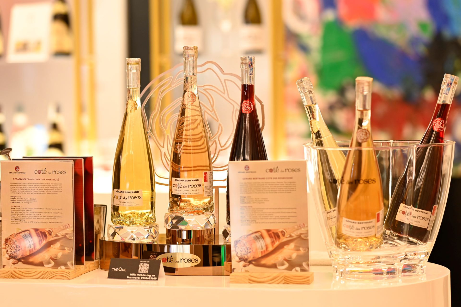 Mỗi món ăn sẽ được phục vụ kèm một loại vang phù hợp. Mỗi món ăn sẽ được phục vụ kèm một loại vang phù hợp.