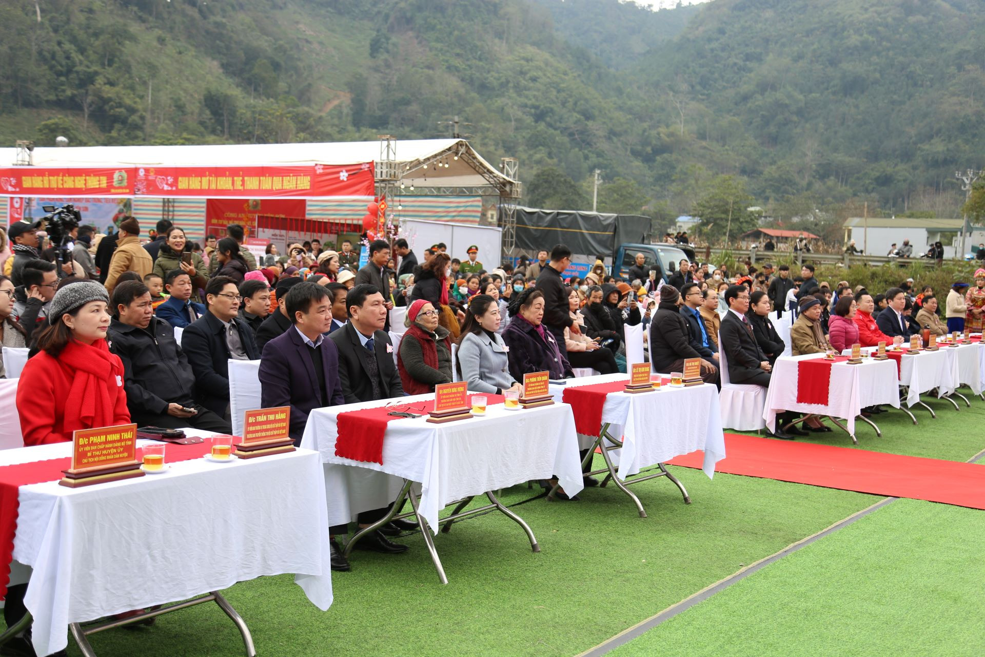 Các đại biểu tham dự Hội chợ.