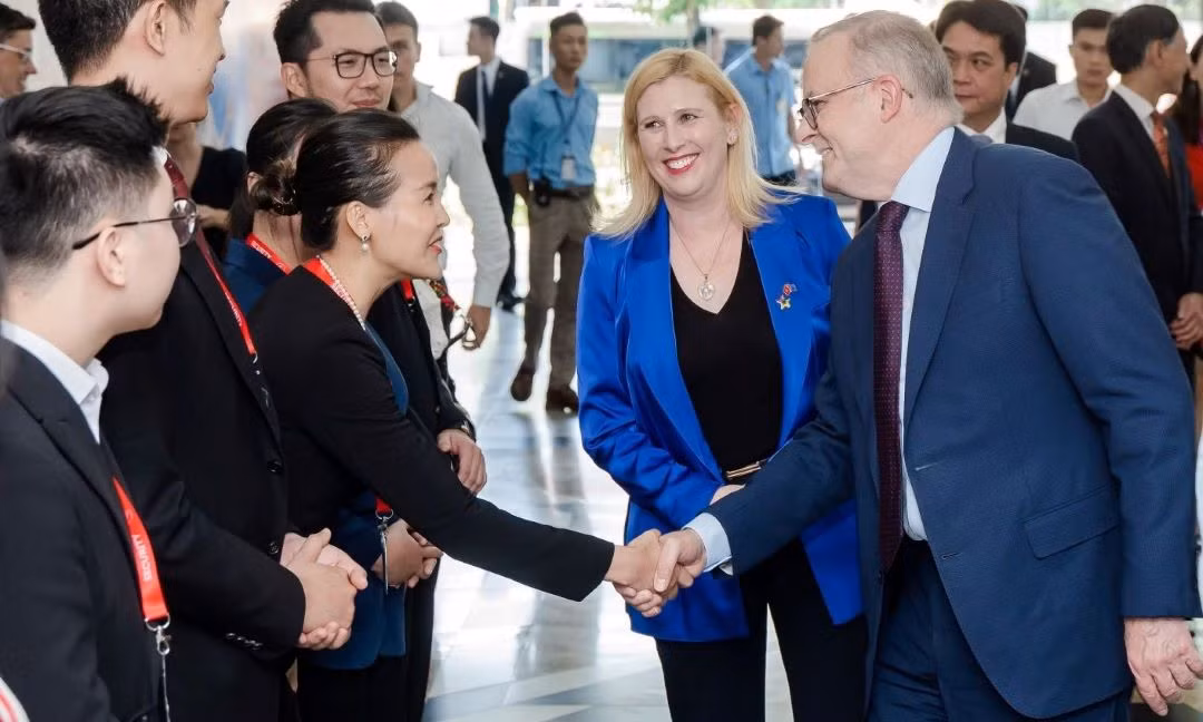 Sinh viên trường đại học RMIT chào đón Thủ tướng Australia đến thăm cơ sở Hà Nội.