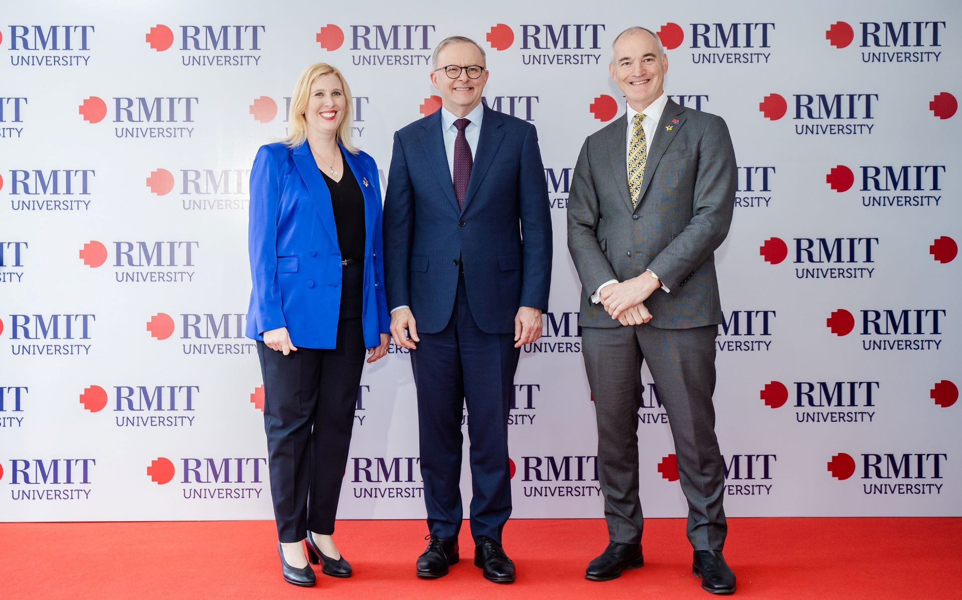 (Từ trái qua phải) Tổng Giám đốc Đại học RMIT Việt Nam Giáo sư Claire Macken, Thủ tướng Australia Anthony Albanese, Phó Chủ tịch Hội đồng trường và Giám đốc Đại học RMIT Giáo sư Alec Cameron.