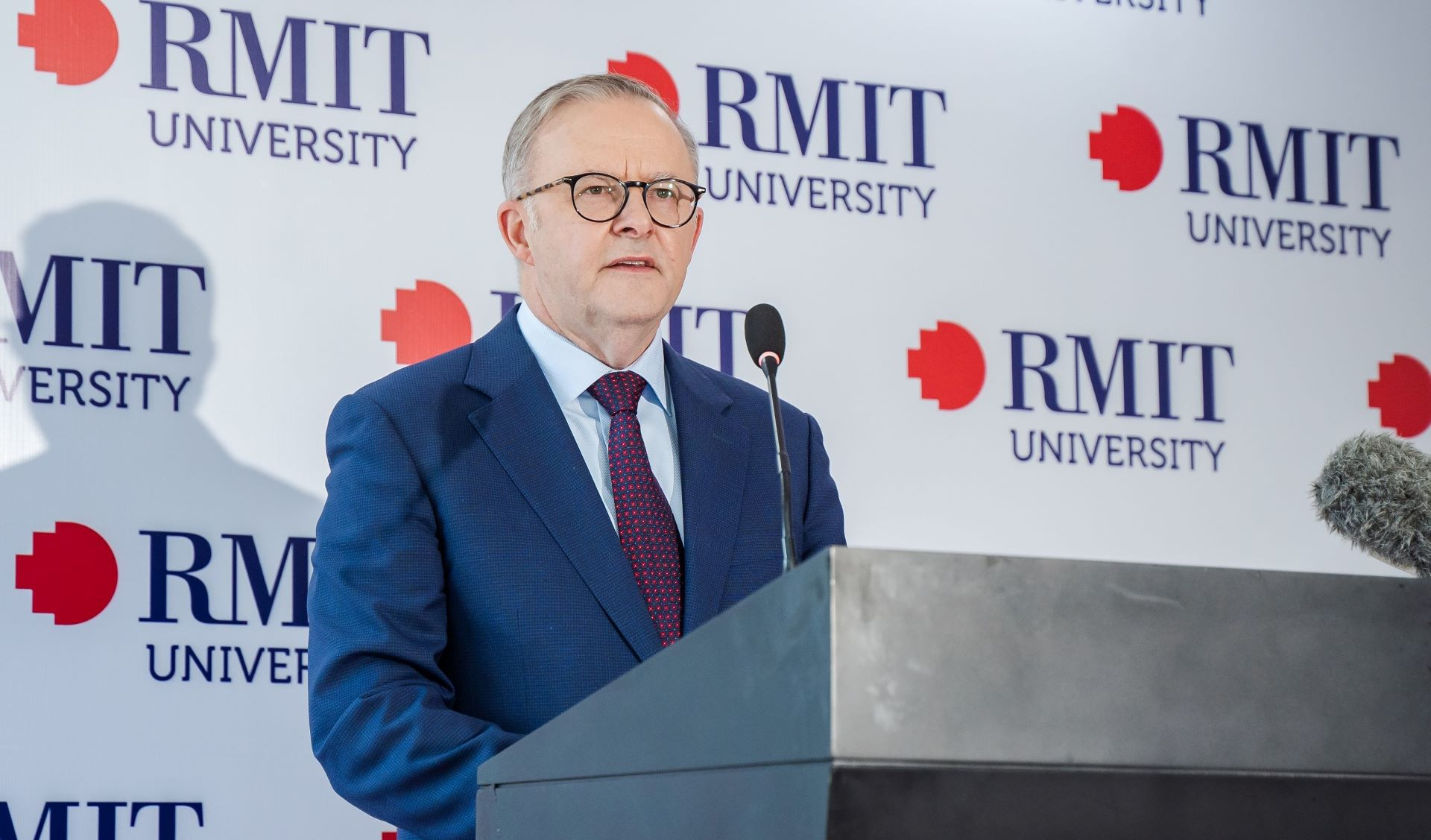 Thủ tướng Australia Anthony Albanese trao đổi tại chuyến thăm.