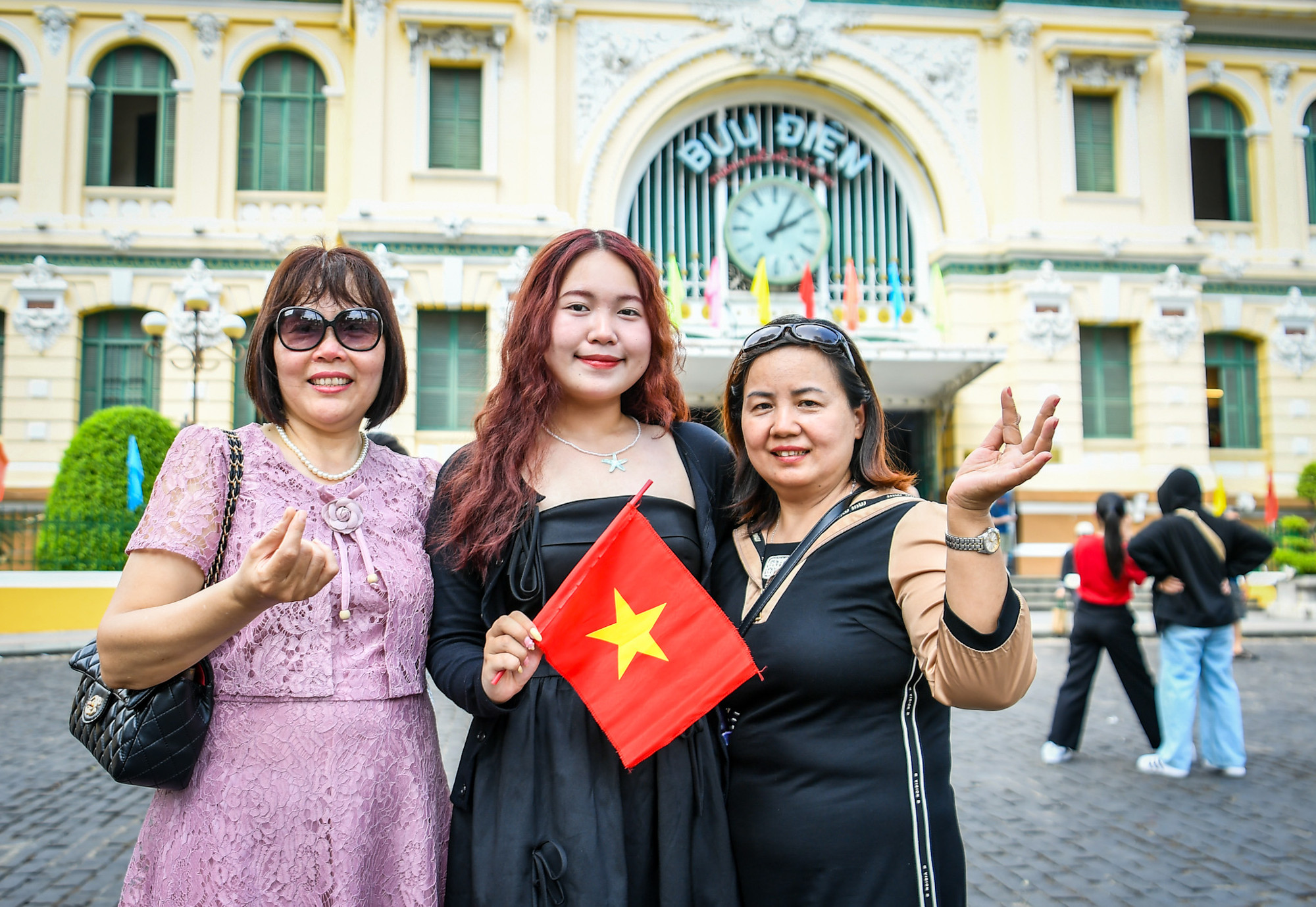 Thanh Trúc cùng mẹ và cô chụp ảnh lưu niệm tại khu vực Bưu điện trung tâm Thành phố Hồ Chí Minh.