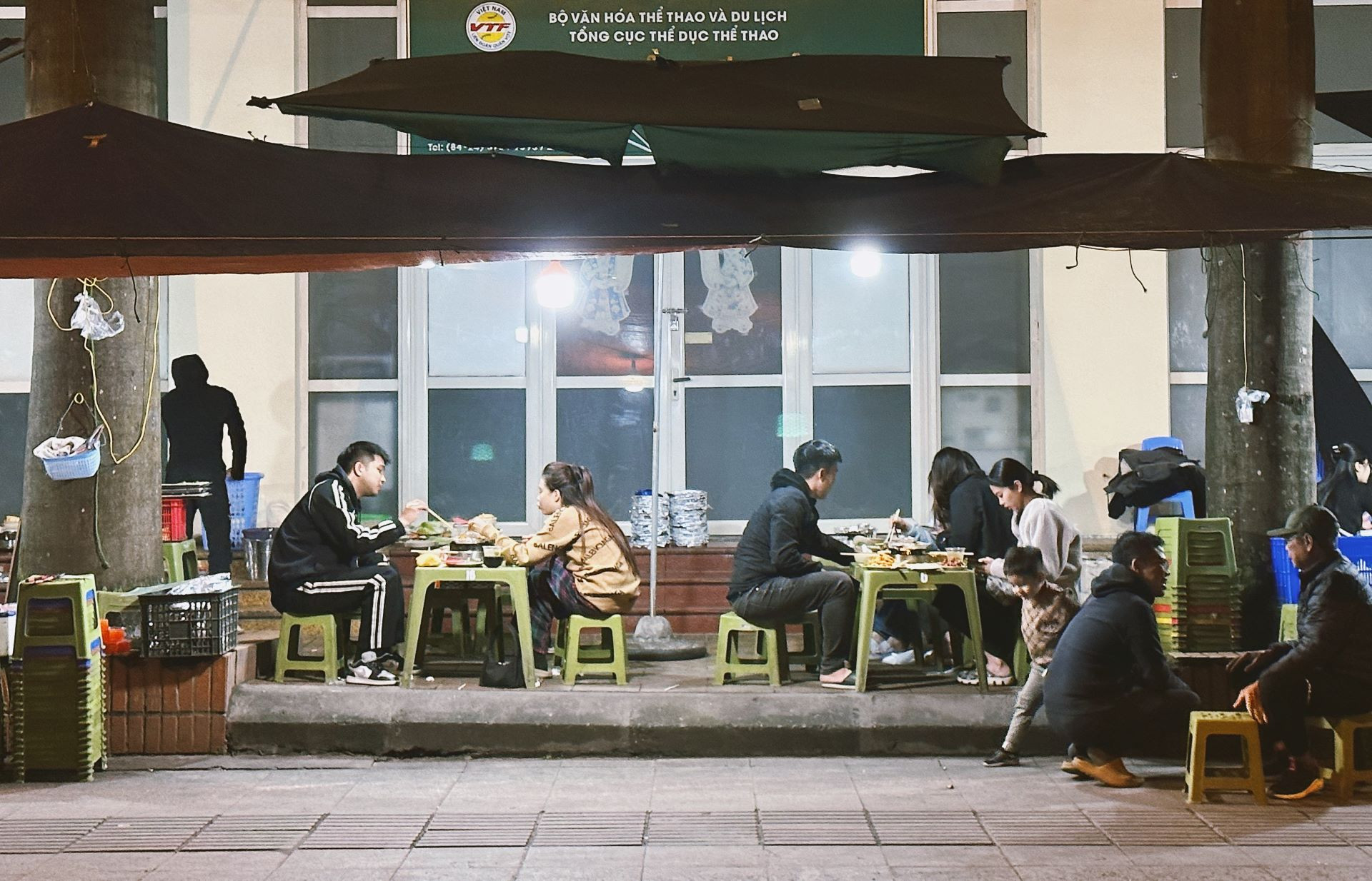 ...với những món ăn ấm nóng là thứ rất thu hút các bạn trẻ.