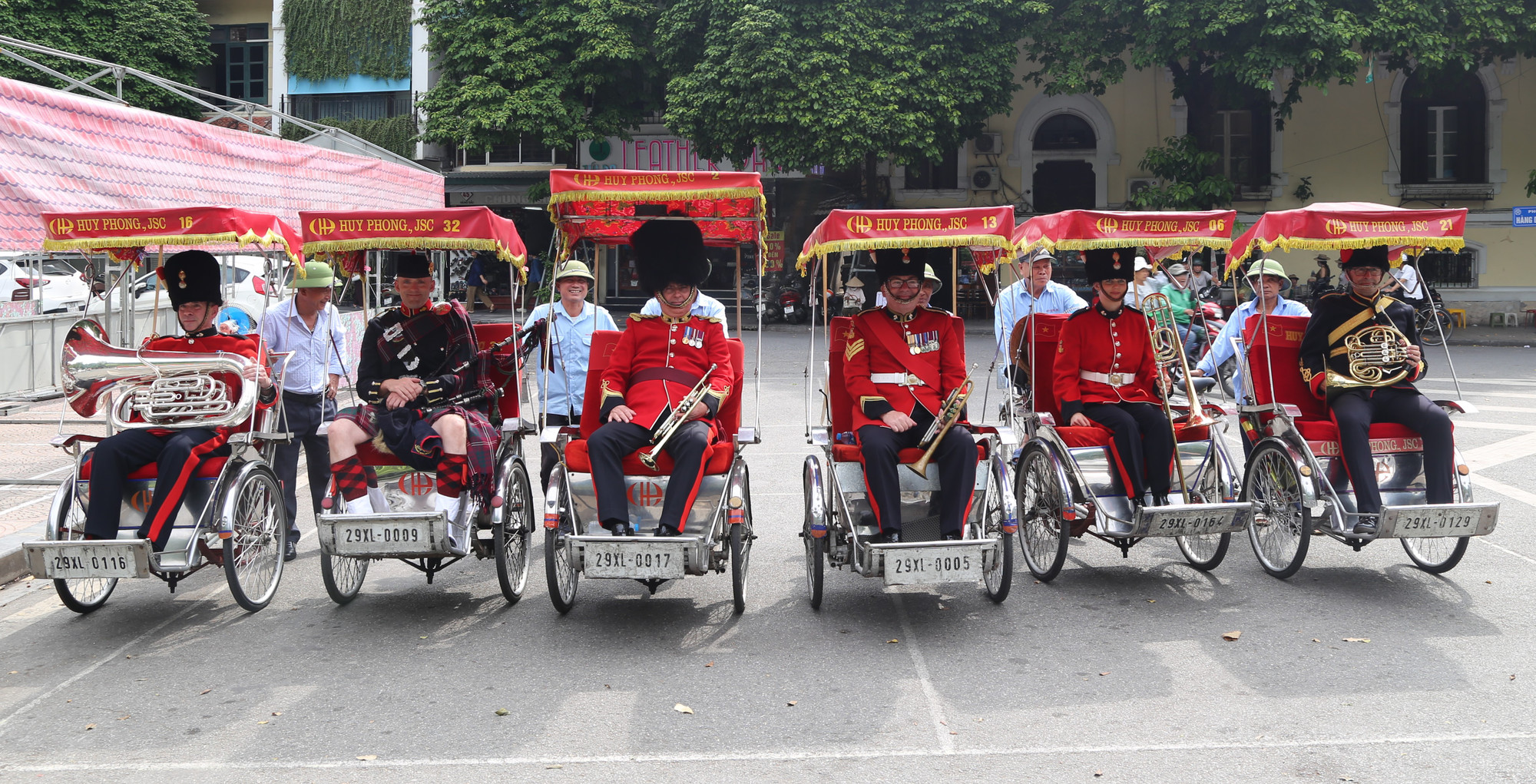 Cùng chụp ảnh "check-in" trước khi khởi hành.