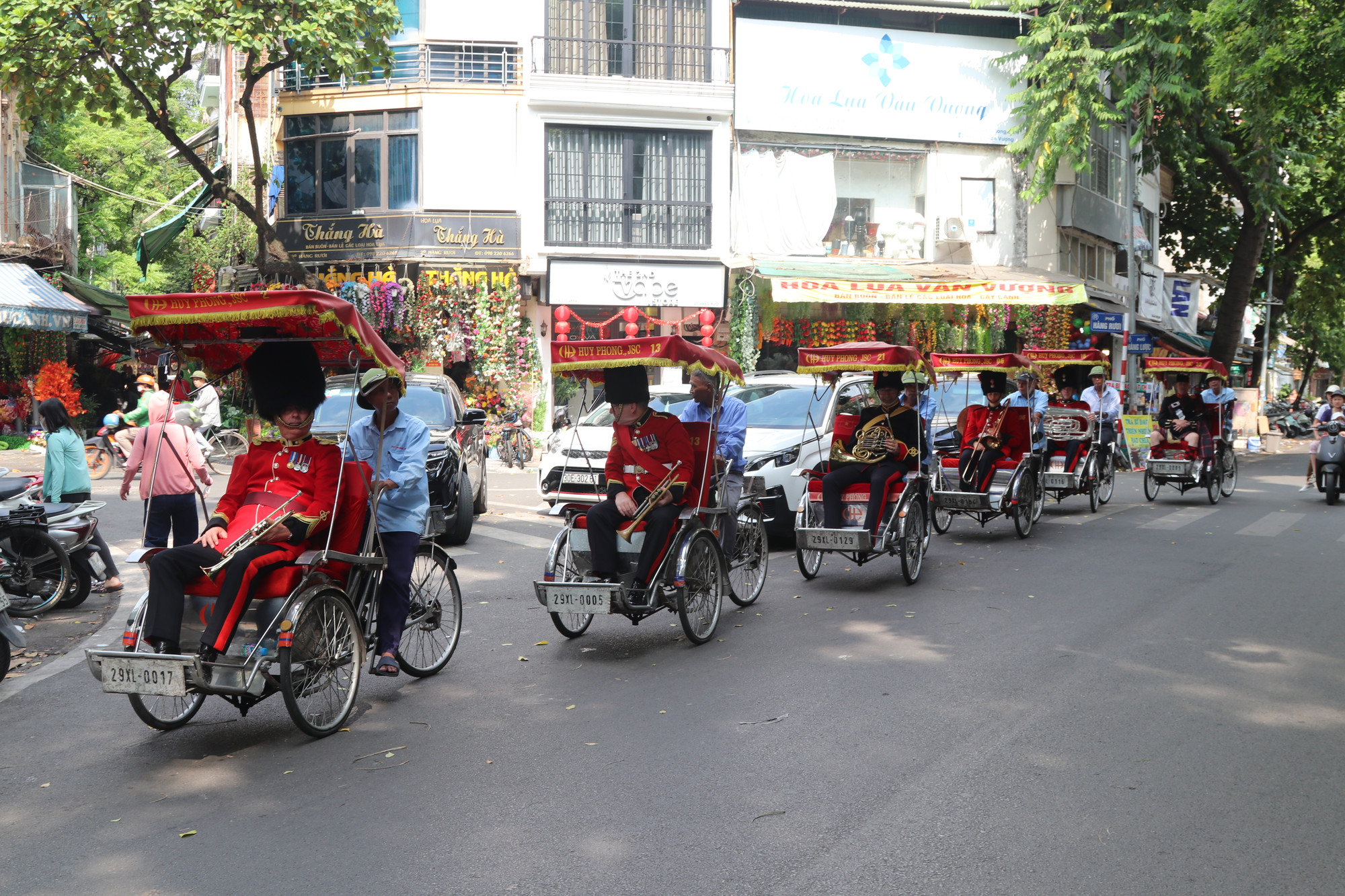 Ban nhạc mang các giai điệu "lượn" một vòng phố cổ.