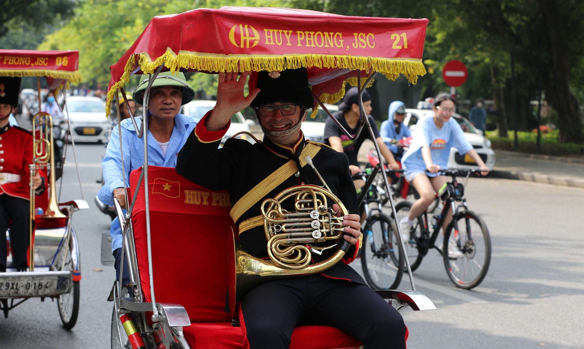 Ban nhạc dạo một vòng quanh bờ hồ.