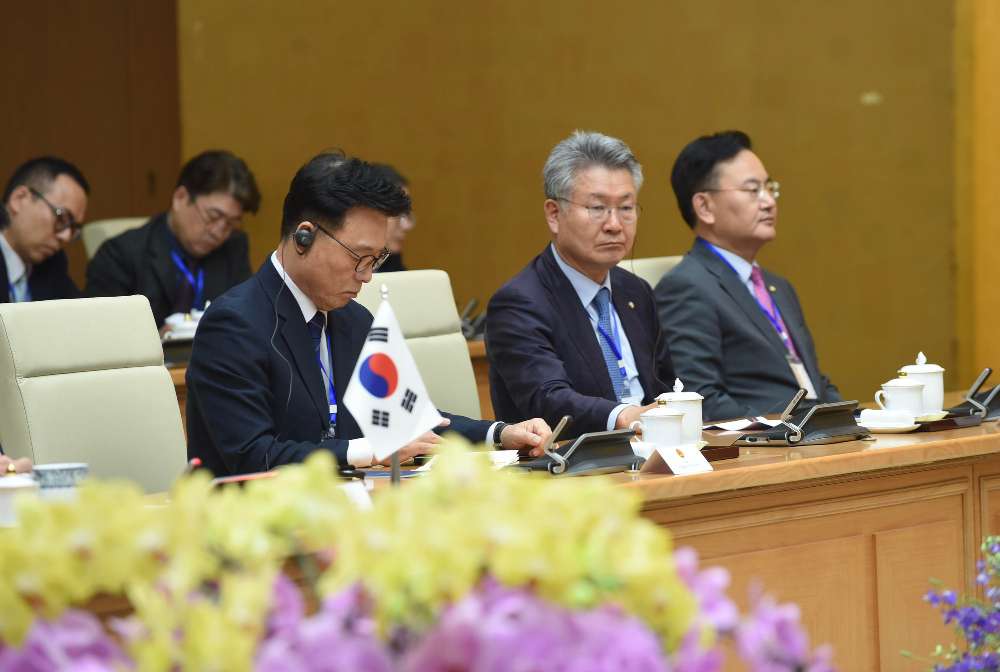 Các thành viên tháp tùng Chủ tịch Quốc hội Hàn Quốc Kim Jin-pyo phát biểu.