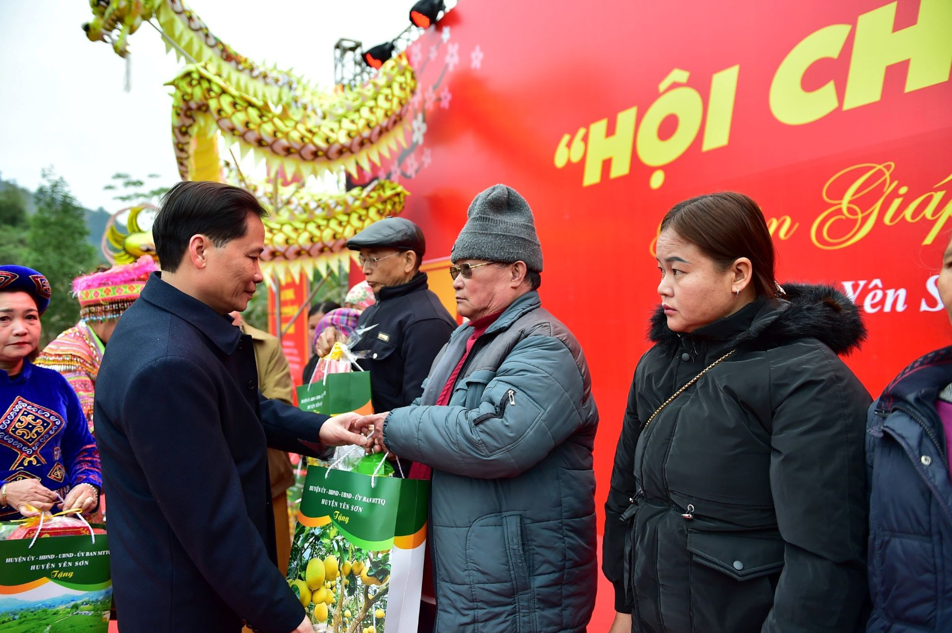 Đại diện Văn phòng Báo Nhân Dân tại Tuyên Quang trao quà cho các hộ nghèo.