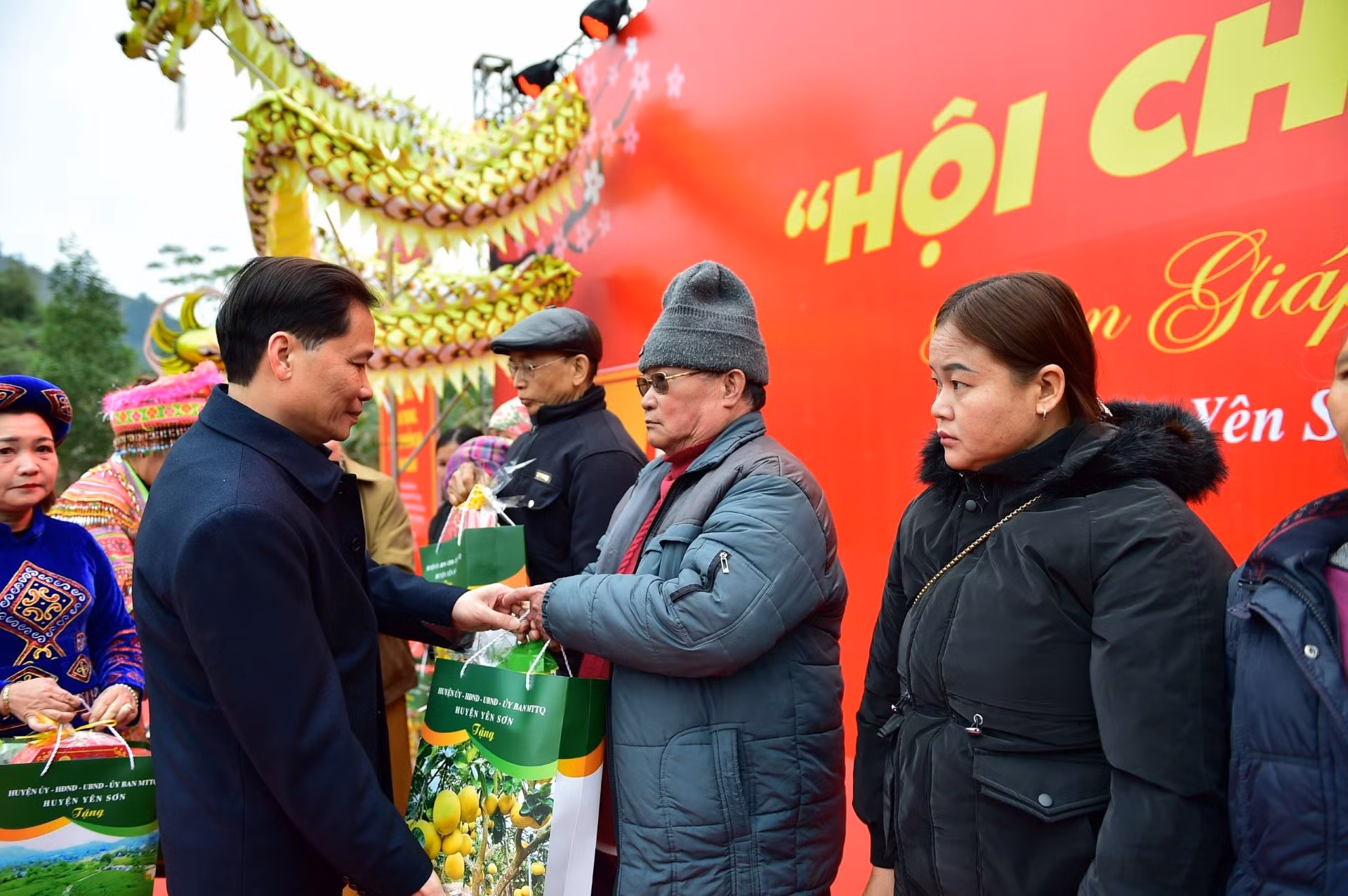 Đại diện Văn phòng Báo Nhân Dân tại Tuyên Quang trao quà cho các hộ nghèo.