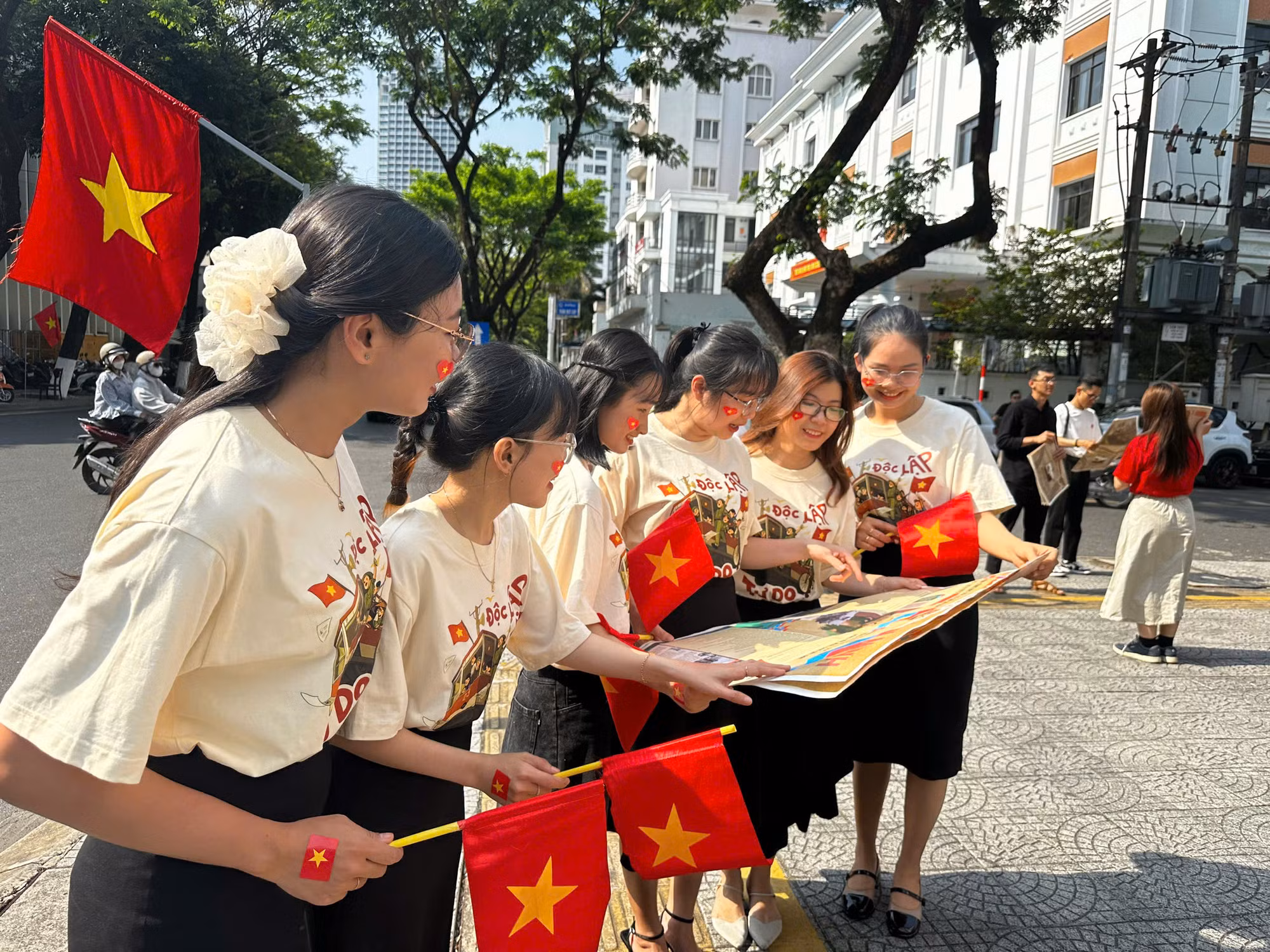 [Ảnh] Phụ san đặc biệt của Báo Nhân Dân lan toả tới bạn đọc toàn quốc ảnh 7