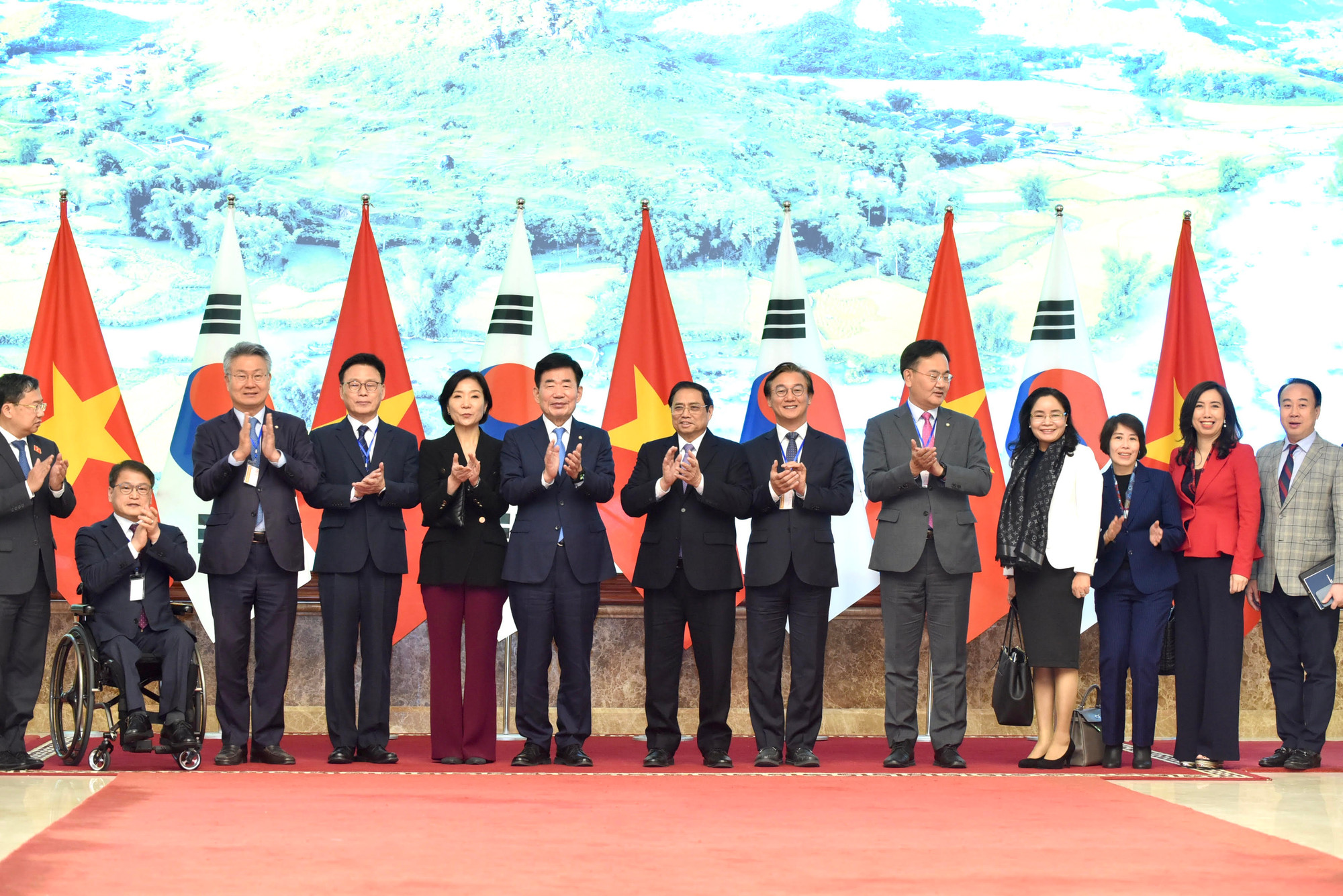 Thủ tướng Phạm Minh Chính và Chủ tịch Quốc hội Hàn Quốc Kim Jin-pyo chụp ảnh chung với thành viên của hai đoàn.