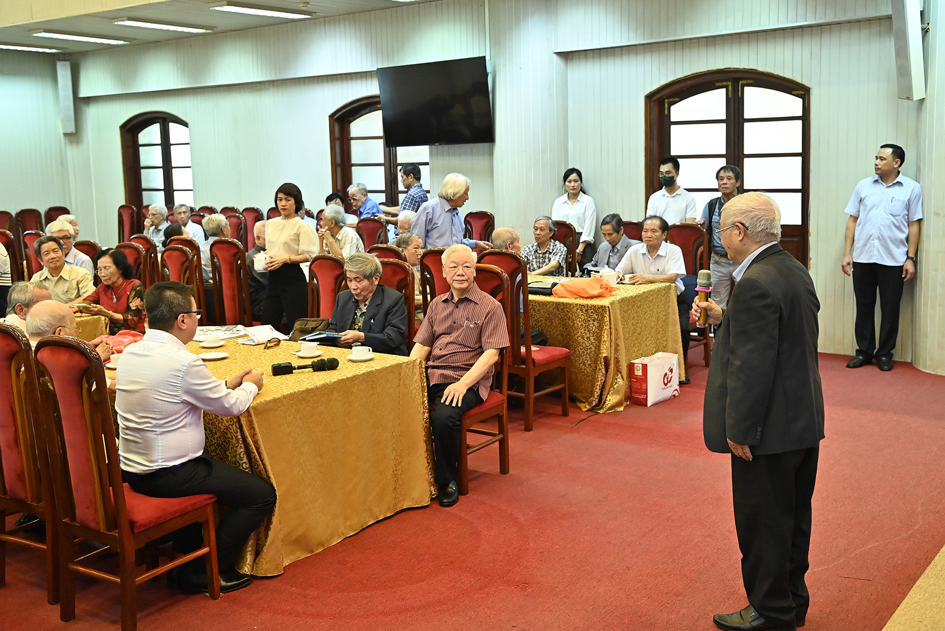 Quang cảnh buổi gặp mặt 55 năm ngày ra trường của lớp Văn khóa VIII.