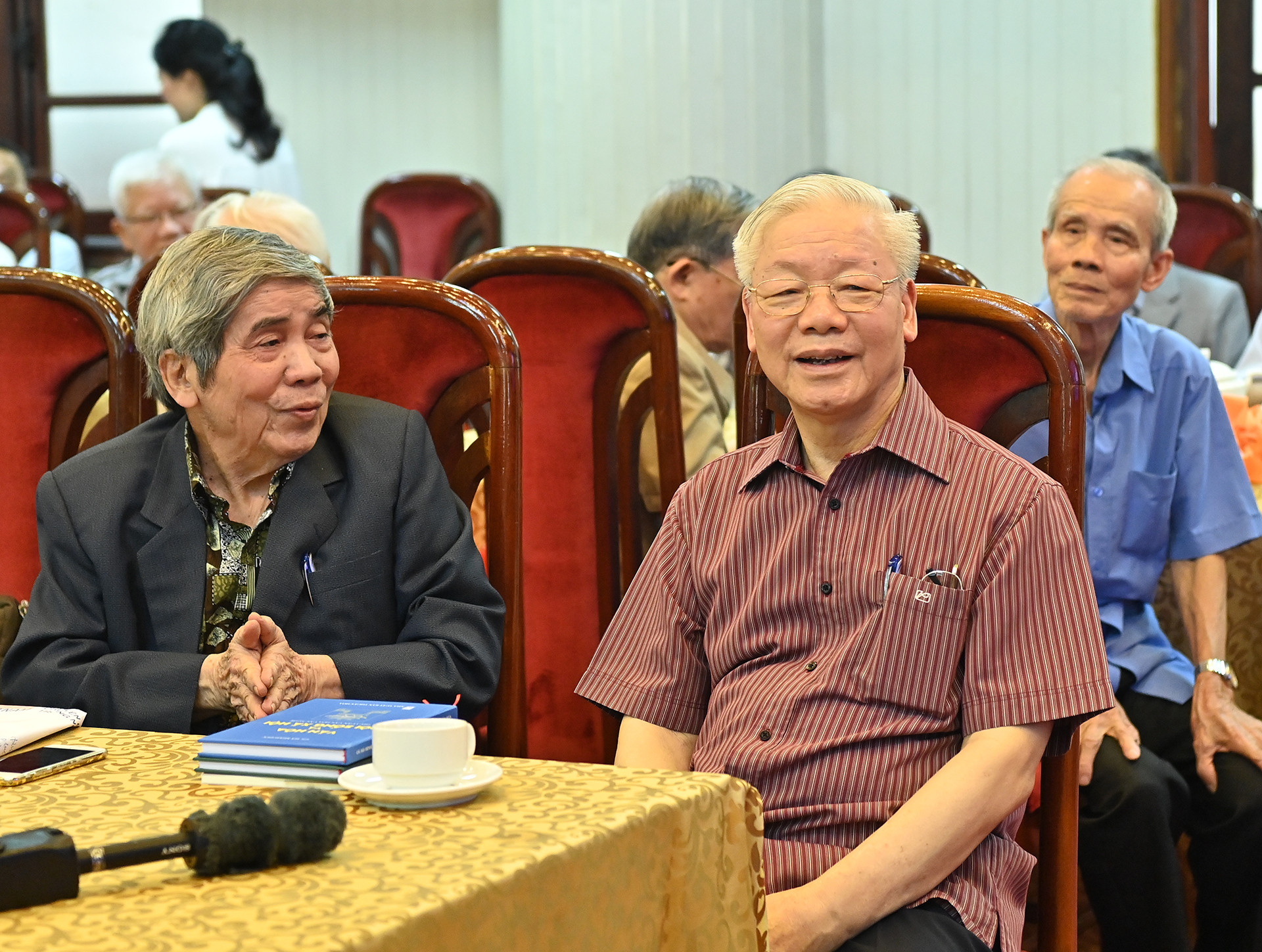 Tổng Bí thư Nguyễn Phú Trọng và Giáo sư Hà Minh Đức tại buổi gặp mặt.