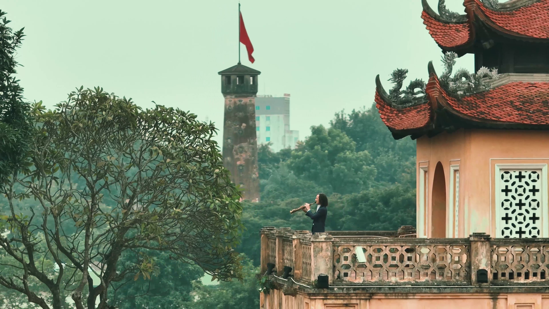 Cùng ngắm một Hà Nội thân quen và tràn đầy cảm xúc qua hình ảnh trong MV Going Home ảnh 10 Cùng ngắm một Hà Nội thân quen và tràn đầy cảm xúc qua hình ảnh trong MV Going Home ảnh 10