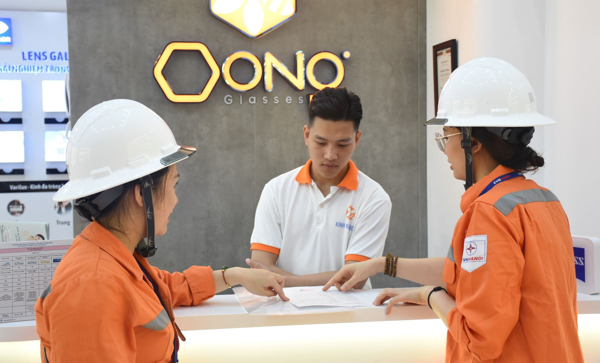 Các cán bộ, công nhân viên trao đổi với các cửa hàng về việc tắt/giảm các thiết bị điện không cần thiết để tiết kiệm điện.