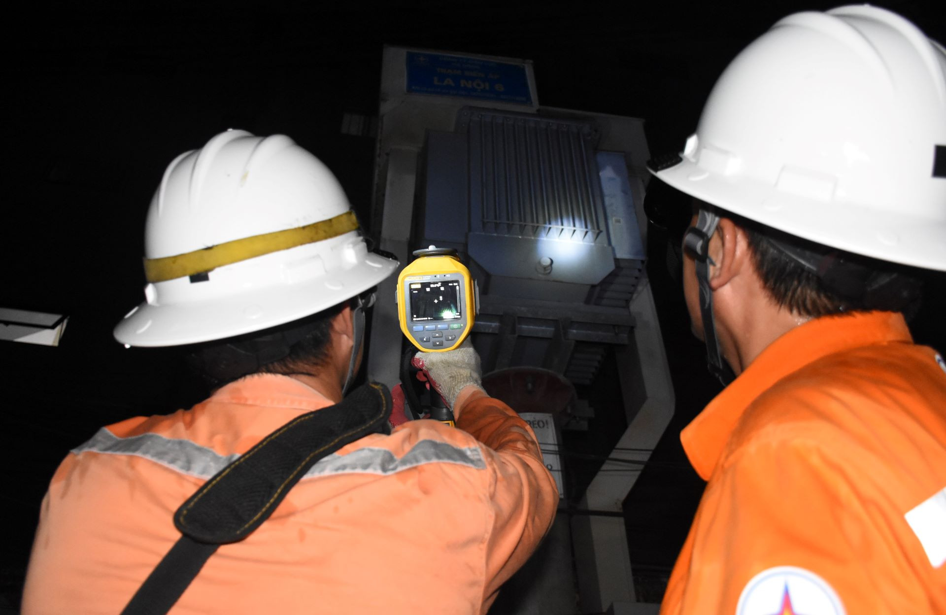 Các nhóm công nhân tăng cường kiểm tra, rà soát các khu vực để kịp thời phát hiện nguy cơ quá tải.