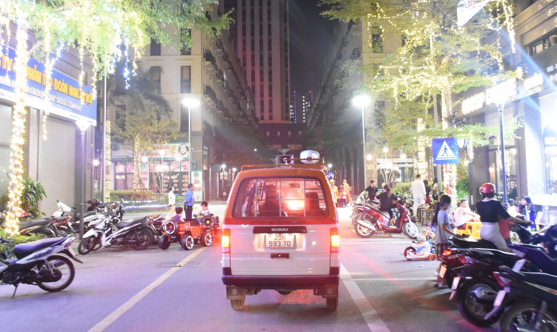 Mùa hè nóng bức, lại thêm các hiện tượng thời tiết cực đoan khiến nhu cầu sử dụng điện của người dân tăng cao. Song song với các biện pháp bảo đảm vận hành điện, các cán bộ, công nhân viên Tổng Công ty Điện lực Hà Nội (EVNHANOI) cũng thường xuyên đi tuyên truyền, kêu gọi người dân sử dụng tiết kiệm điện.