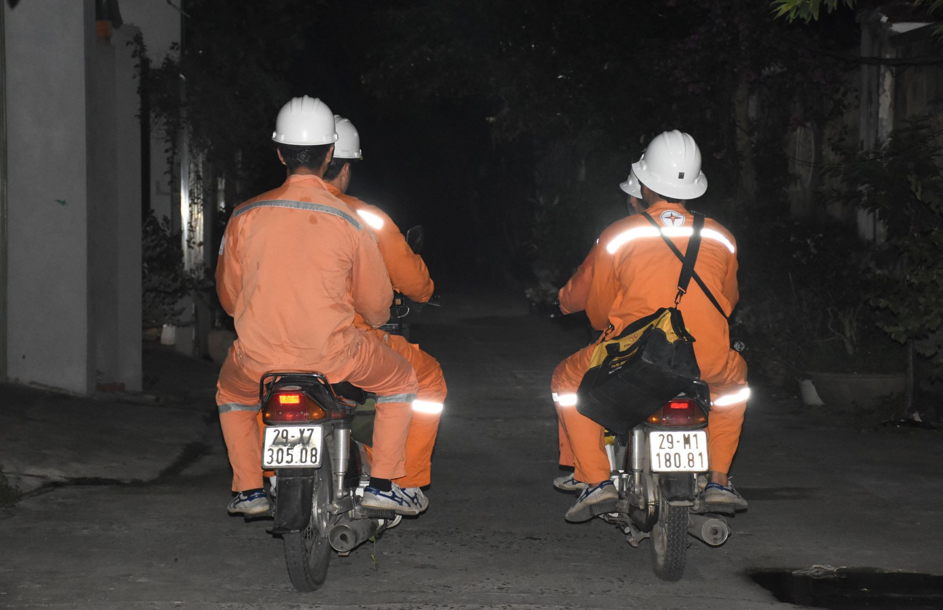 Tại tất cả các đơn vị đều tăng cường 100% quân số, ứng trực 24/24 giờ để bảo đảm cung ứng điện phục vụ khách hàng.