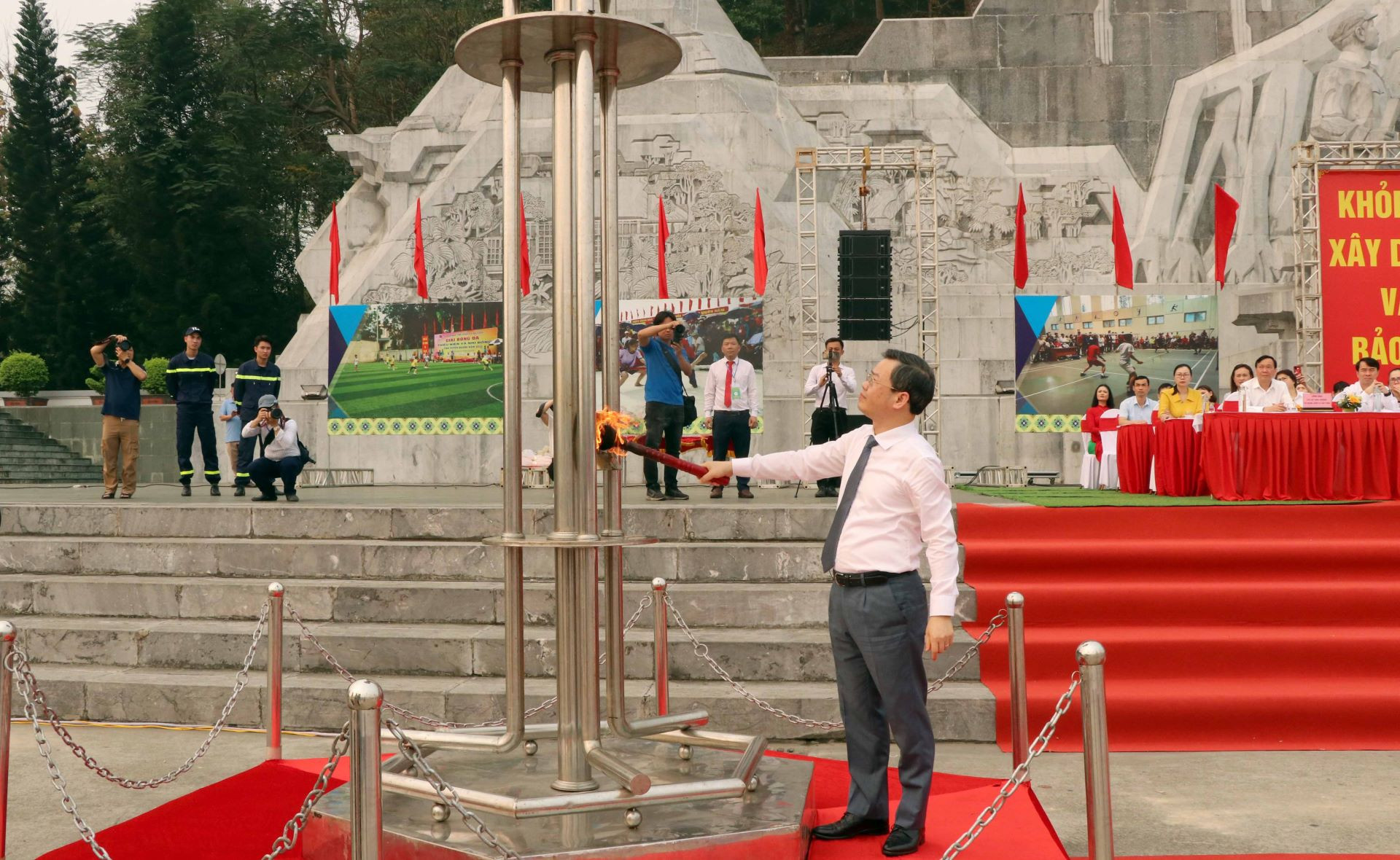 Chủ tịch Ủy ban nhân dân tỉnh Nguyễn Văn Sơn thắp đuốc tại Hội khỏe Phù Đổng. Chủ tịch Ủy ban nhân dân tỉnh Nguyễn Văn Sơn thắp đuốc tại Hội khỏe Phù Đổng.