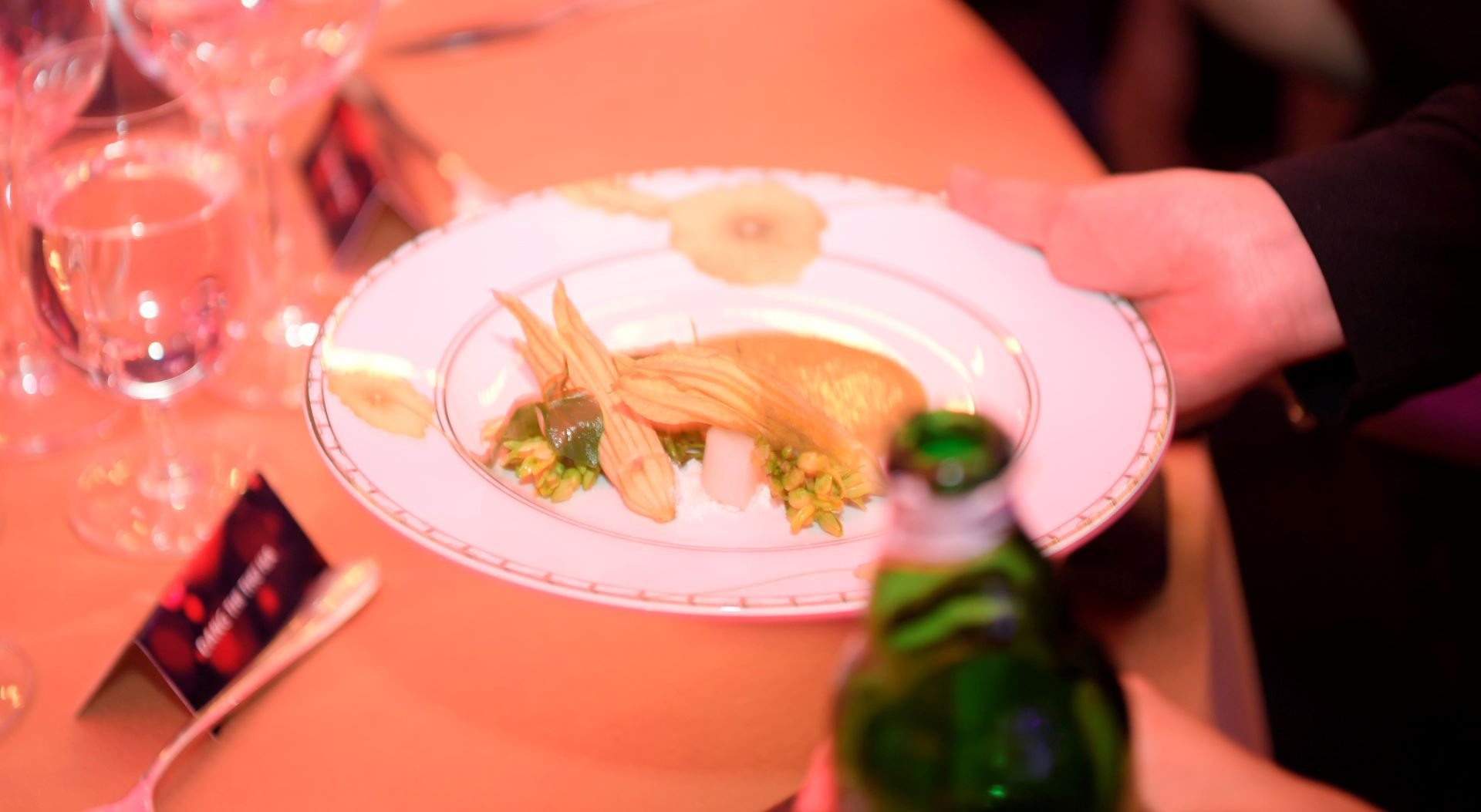 Hoa thiên lý cùng hoa bí đỏ, rau diếp cá và củ cải trắng bao bọc cá và sò điệp bên trong. Hoa thiên lý cùng hoa bí đỏ, rau diếp cá và củ cải trắng bao bọc cá và sò điệp bên trong.