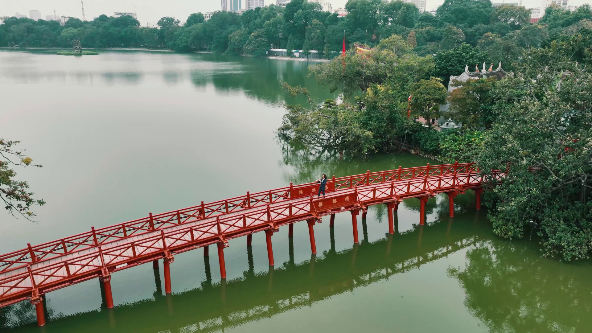 Cùng ngắm một Hà Nội thân quen và tràn đầy cảm xúc qua hình ảnh trong MV Going Home ảnh 5 Cùng ngắm một Hà Nội thân quen và tràn đầy cảm xúc qua hình ảnh trong MV Going Home ảnh 5