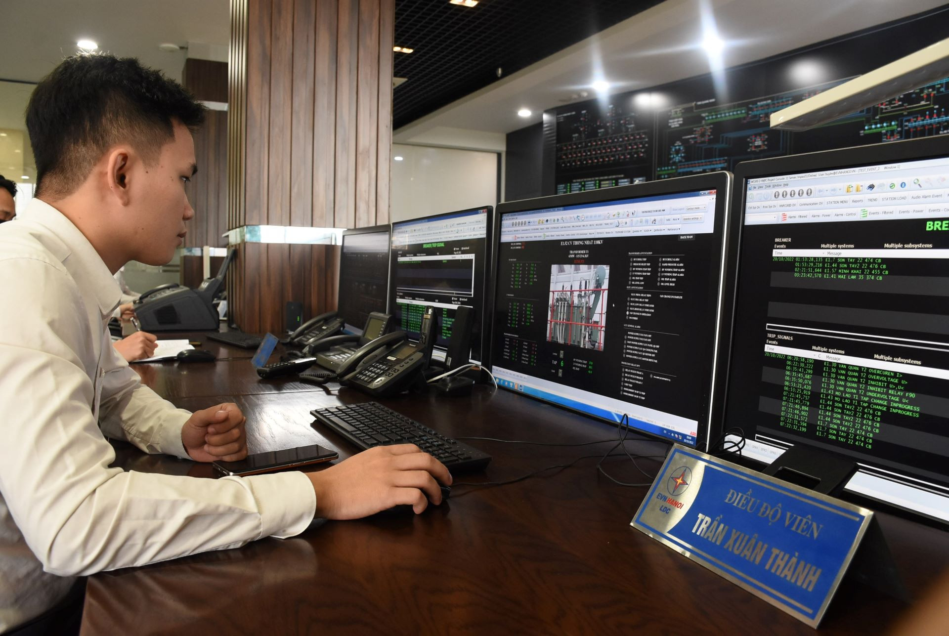 Khi trên bản đồ lưới điện có những biểu hiện bất thường, điều độ viên sẽ phân tích, khoanh vùng, sau đó điều hành các đơn vị khắc phục.