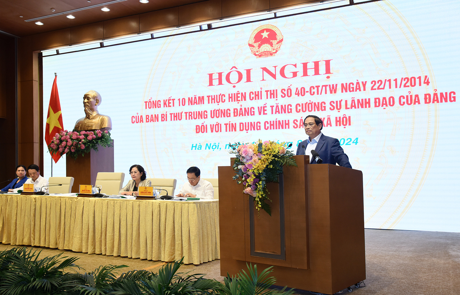 Thủ tướng nêu rõ 6 định hướng lớn thời gian tới để tín dụng chính sách xã hội tiếp tục là “điểm sáng”, “trụ cột” trong hệ thống các chính sách an sinh xã hội. Cần tiếp tục xác định tín dụng chính sách xã hội là giải pháp quan trọng nhằm thực hiện các chủ trương, chính sách, mục tiêu, nhiệm vụ của Đảng, Nhà nước về tăng trưởng kinh tế đi đôi với thực hiện công bằng, tiến bộ xã hội...