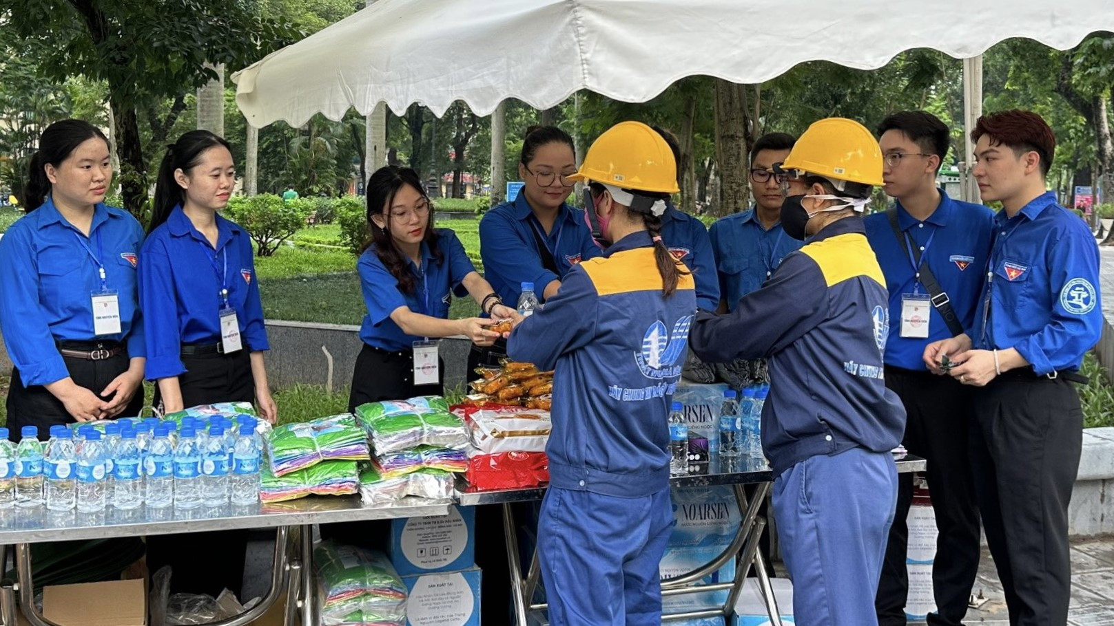 Một chút đồ ăn nhẹ cho các nhân viên môi trường.