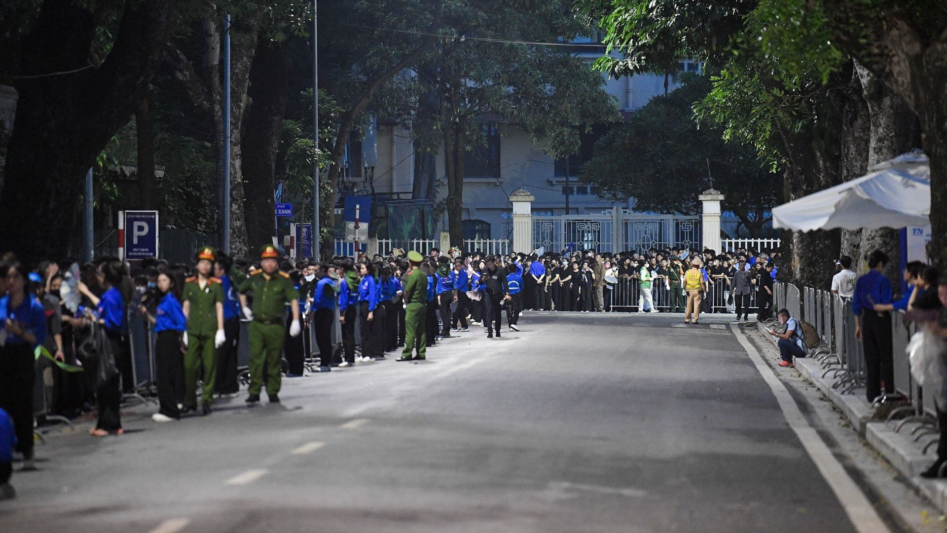 Hàng nghìn bạn trẻ tình nguyện không kể ngày đêm phục vụ Lễ Quốc tang Tổng Bí thư Nguyễn Phú Trọng.