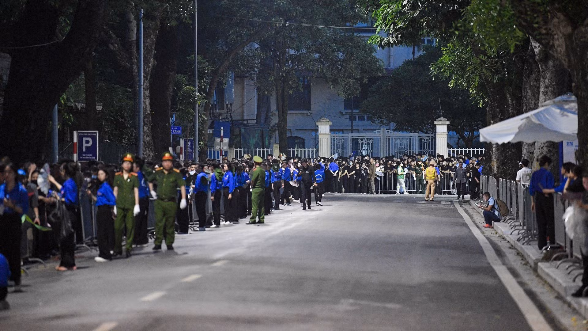 Hàng nghìn bạn trẻ tình nguyện không kể ngày đêm phục vụ Lễ Quốc tang Tổng Bí thư Nguyễn Phú Trọng.