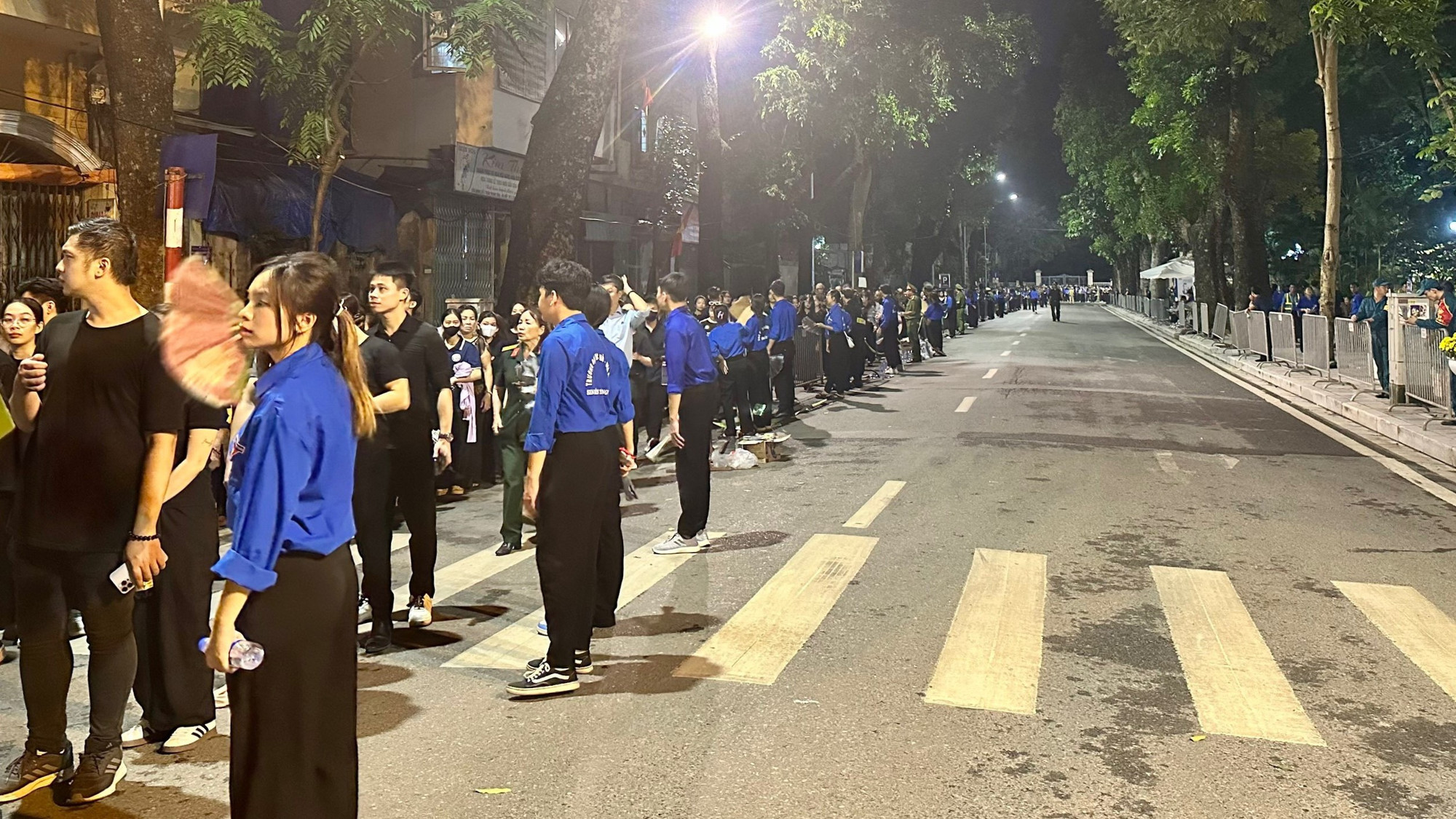 Hàng dài trong đêm người dân tới và bày tỏ lòng thương tiếc Tổng Bí thư.