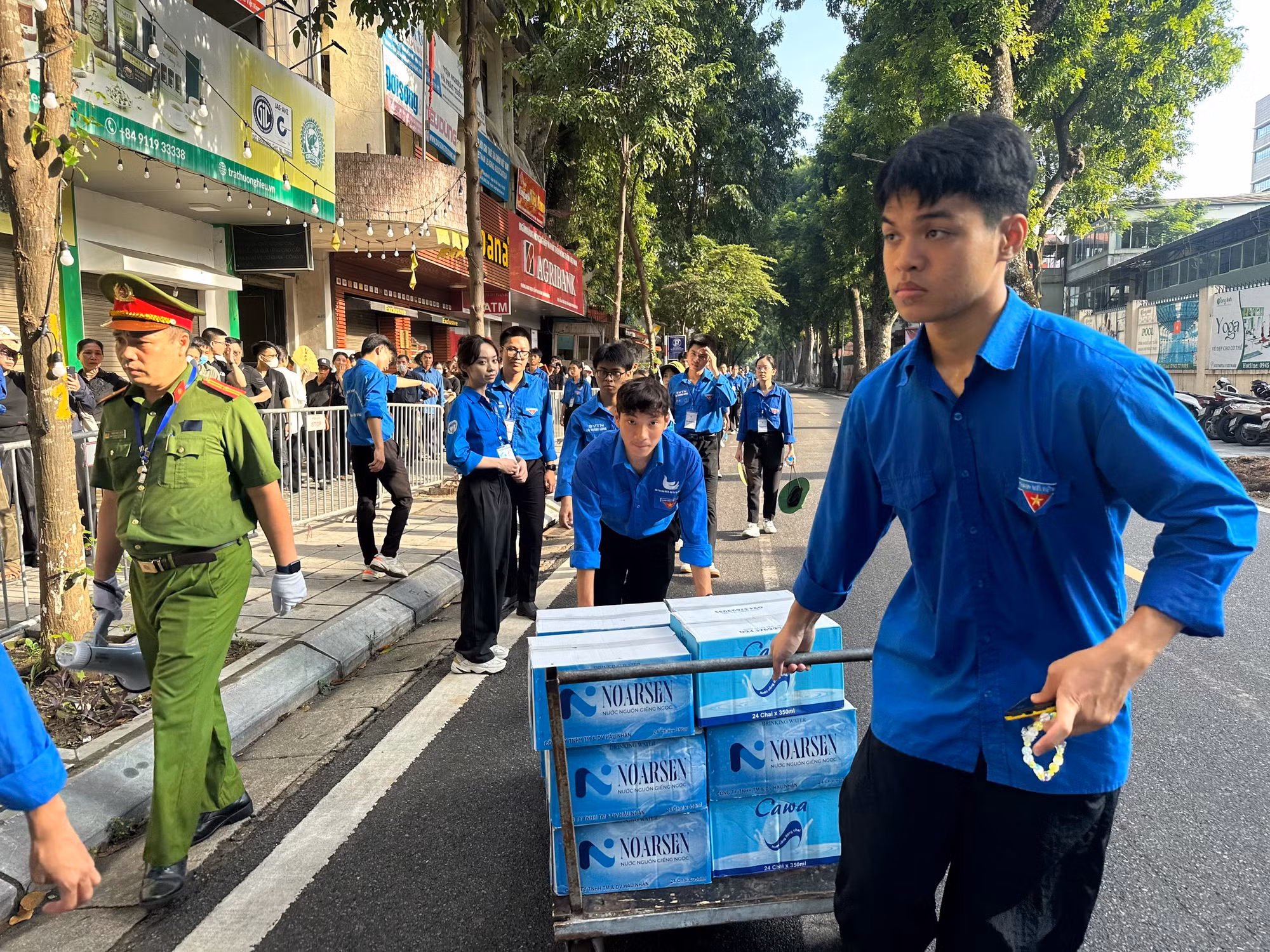 Tại các chốt trực có bố trí điểm phục vụ nhân dân miễn phí (cung cấp nước uống, đồ ăn nhẹ, quạt giấy, ô dù, áo mưa).