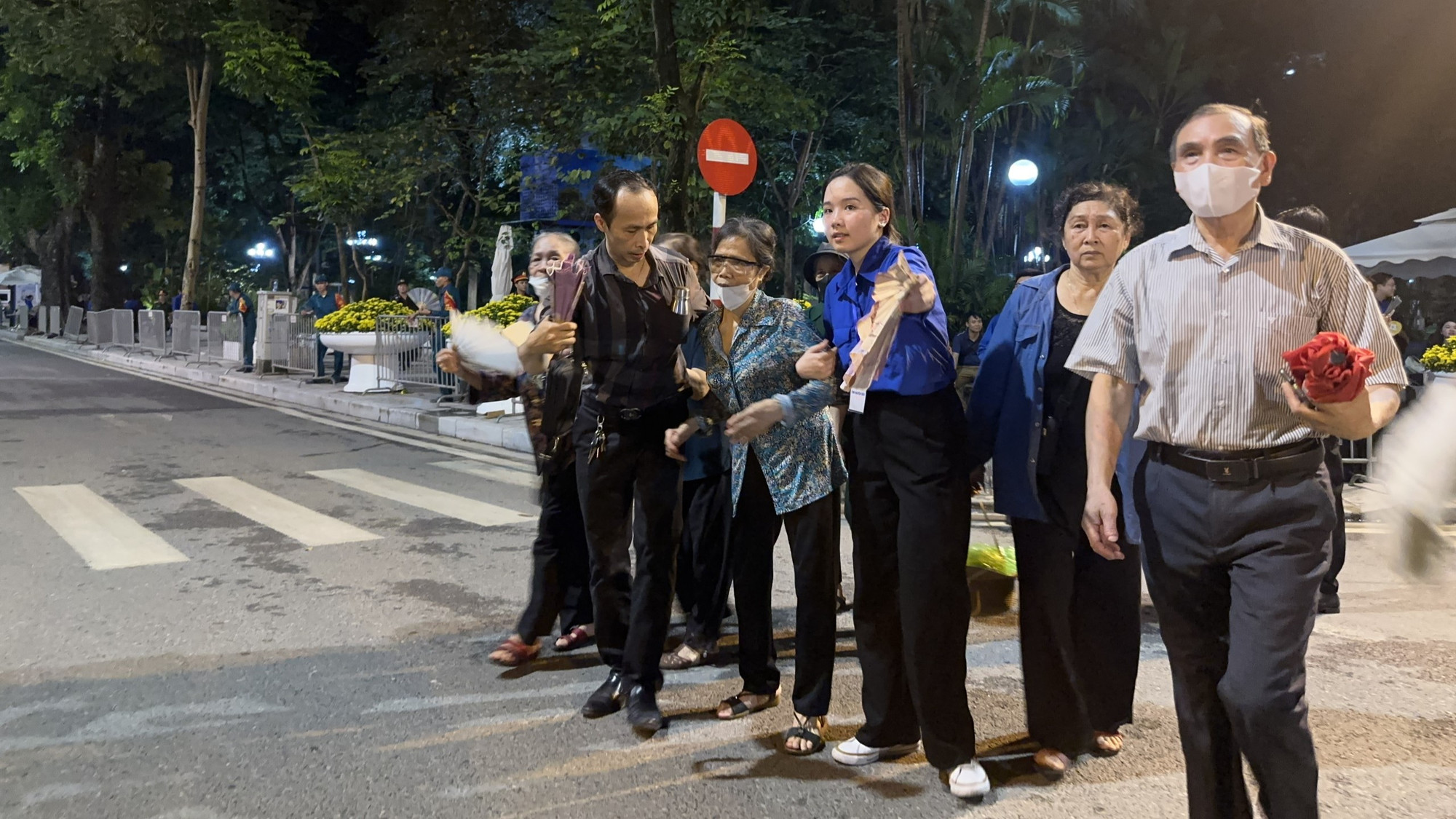 Thanh niên tình nguyện giúp đồng bào cả nước vào viếng Tổng Bí thư.