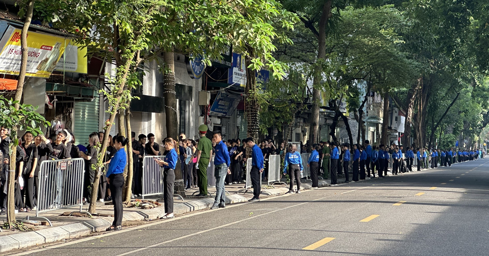 Theo phân công, lực lượng tình nguyện viên sẽ tham gia hỗ trợ, phục vụ, hướng dẫn các đoàn và nhân dân vào viếng Tổng bí thư.