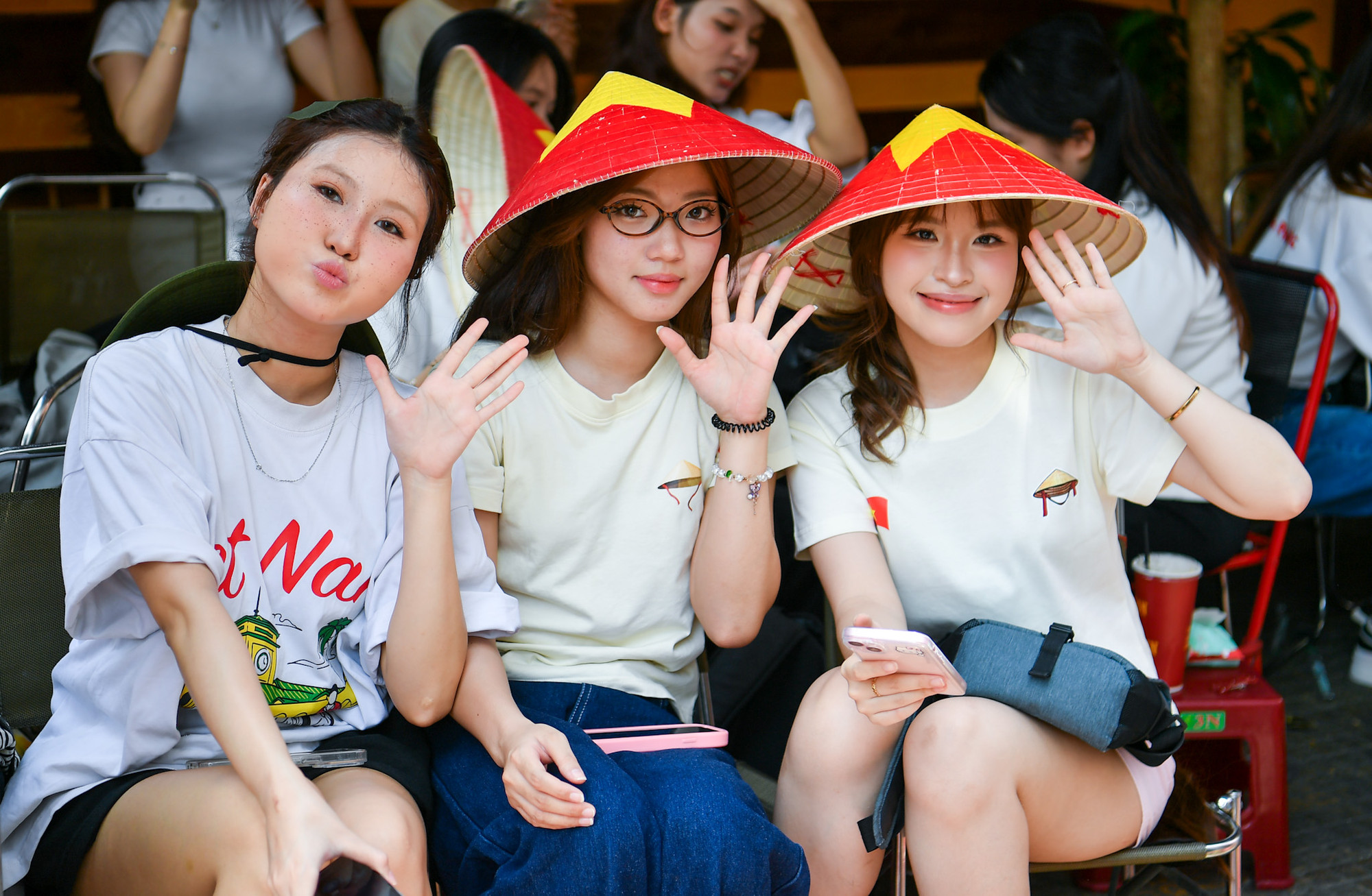 Phong cách trẻ trung, ánh mắt rạng ngời của ba cô gái khi được phóng viên đề nghị chụp ảnh.